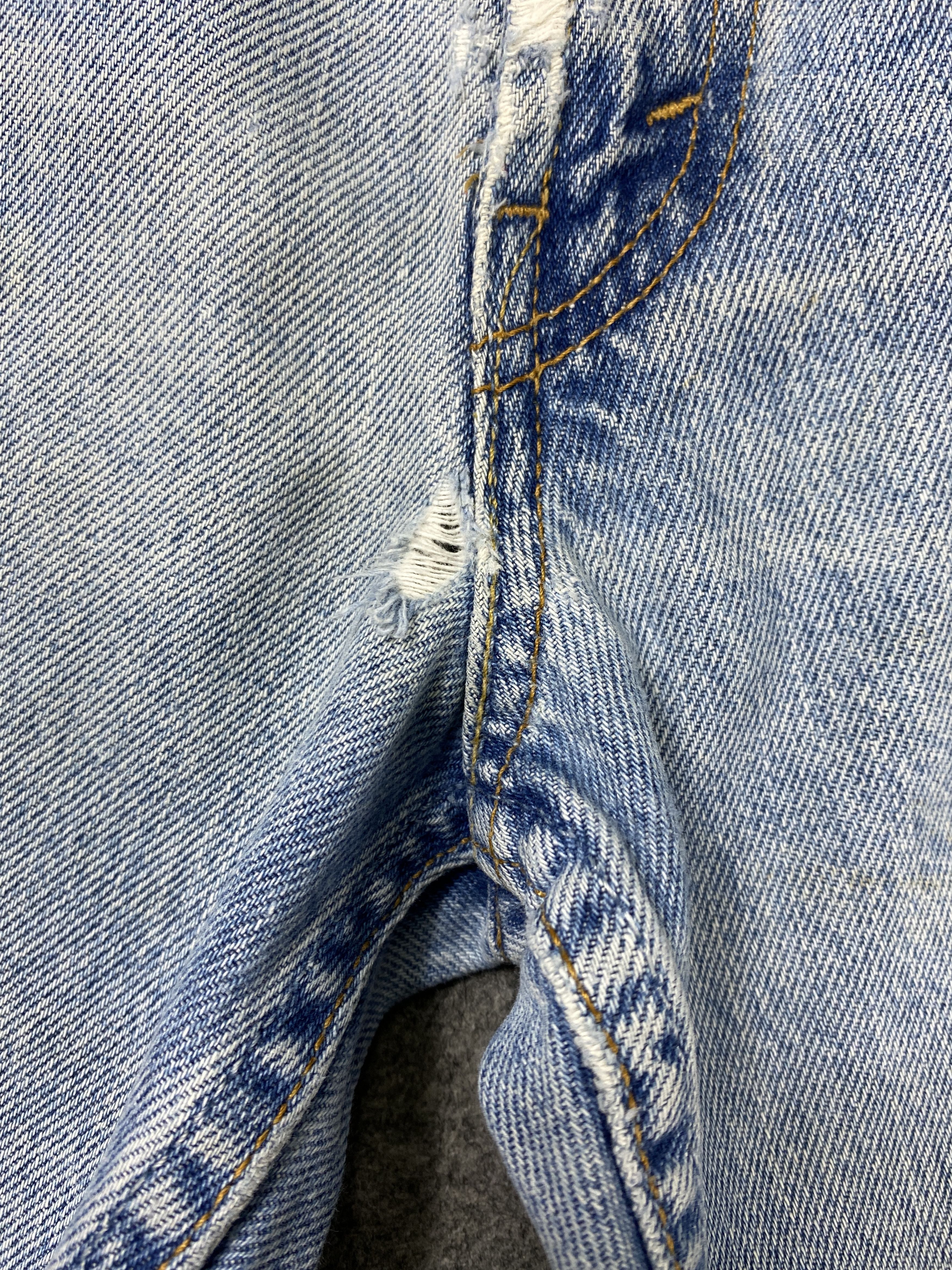 Levi's Dirty Light Blue Vintage Levi's 550 33x26.5 Denim -JN2171 Size US 33 - 10 Thumbnail