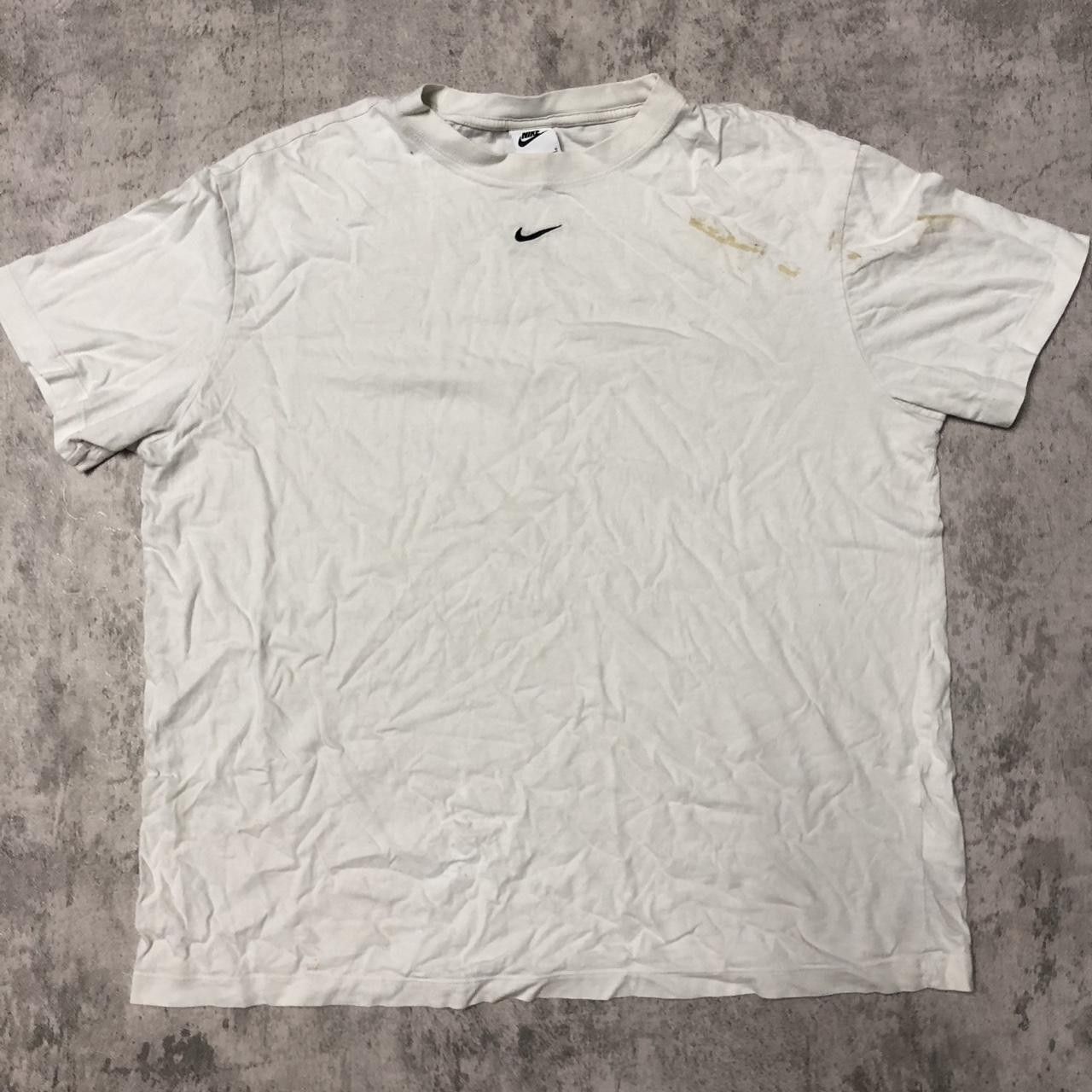 Nike White Nike Swoosh T-shirt with small stains nike Size US L / EU 52-54 / 3 - 1 Thumbnail