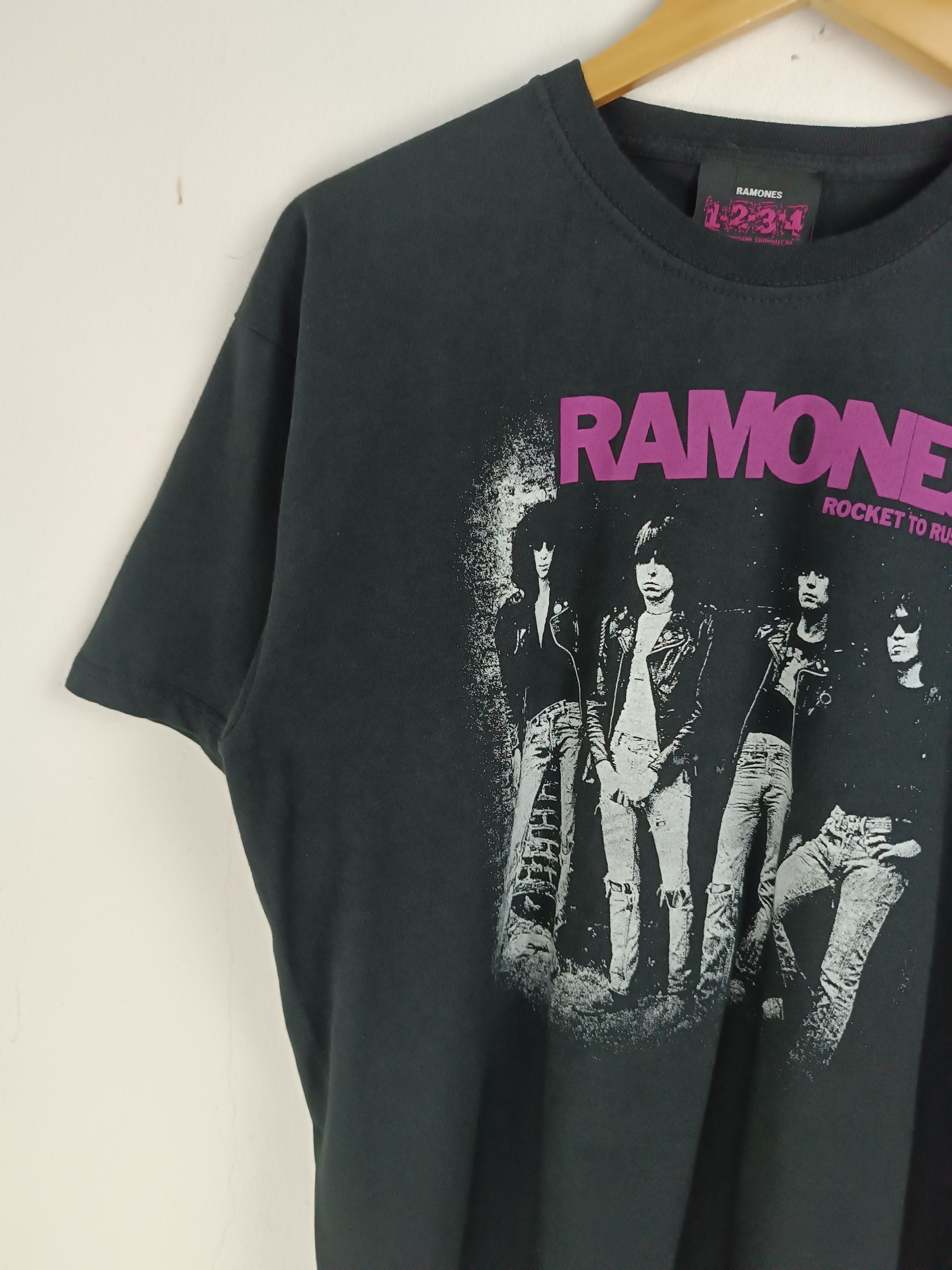 Band Tees VINTAGE RAMONES ROCKET TO RUSSIA TEE rancid bad religion Size US L / EU 52-54 / 3 - 5 Thumbnail