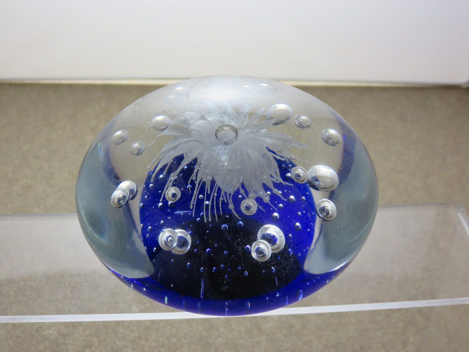 The Unbranded Brand Art Glass Blue Base white Fountain Paperweight Air Bubbles Size ONE SIZE - 2 Thumbnail