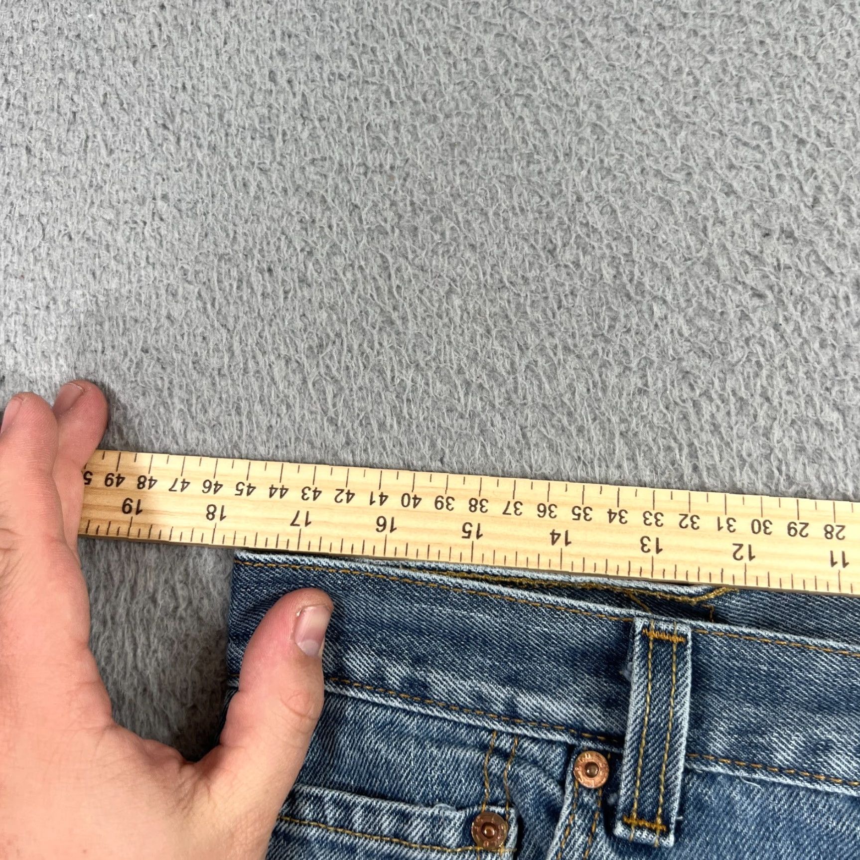 Levi's VINTAGE Levi's 550 Jeans Mens 34x32 Relaxed Fit Distressed Straight Leg Blue 90s Grunge USA Mens Size US 34 / EU 50 - 4 Thumbnail