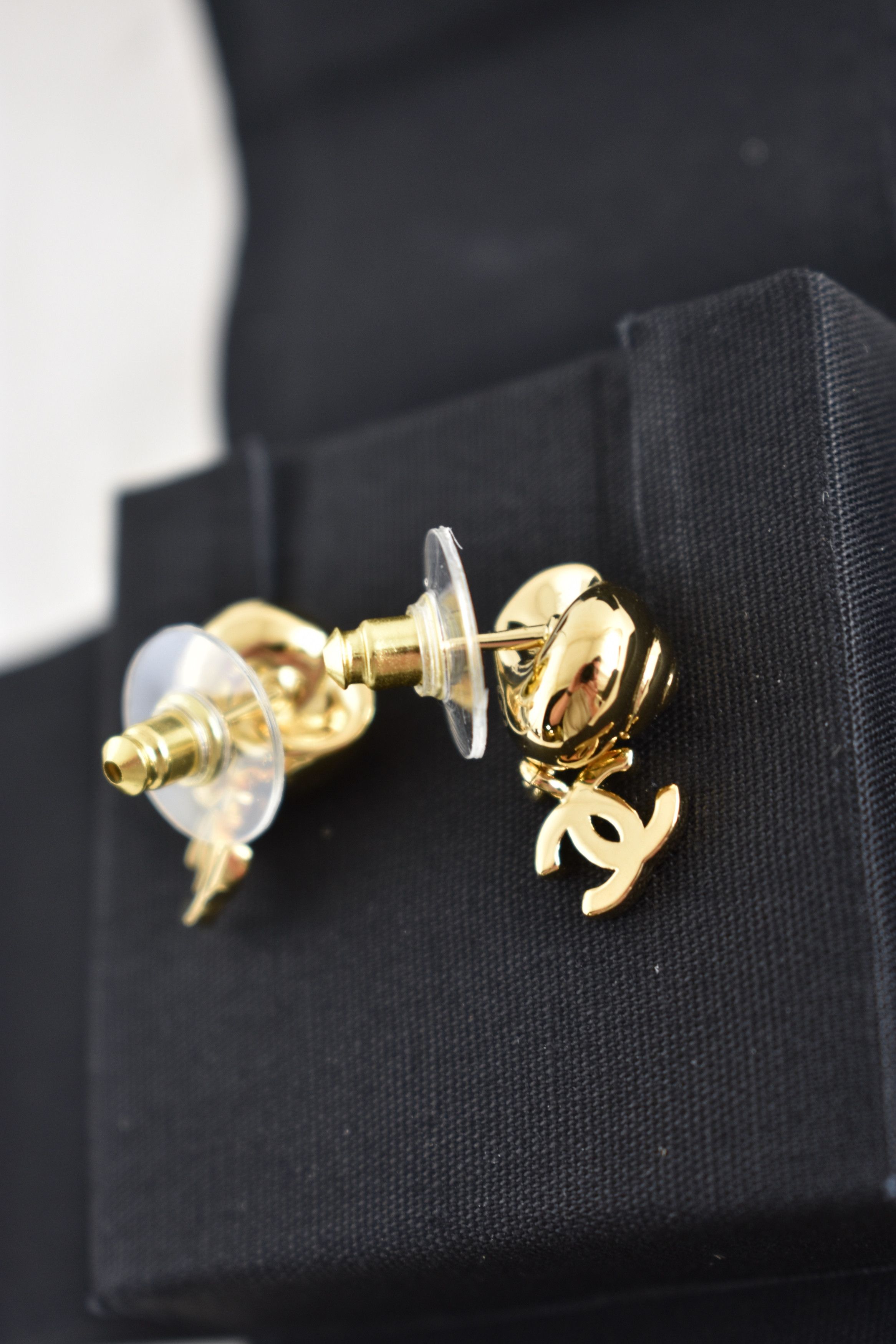 Chanel 26M Coco Beach Shell Seashell CC Logo Dangle Stud Earrings Size ONE SIZE - 18 Thumbnail