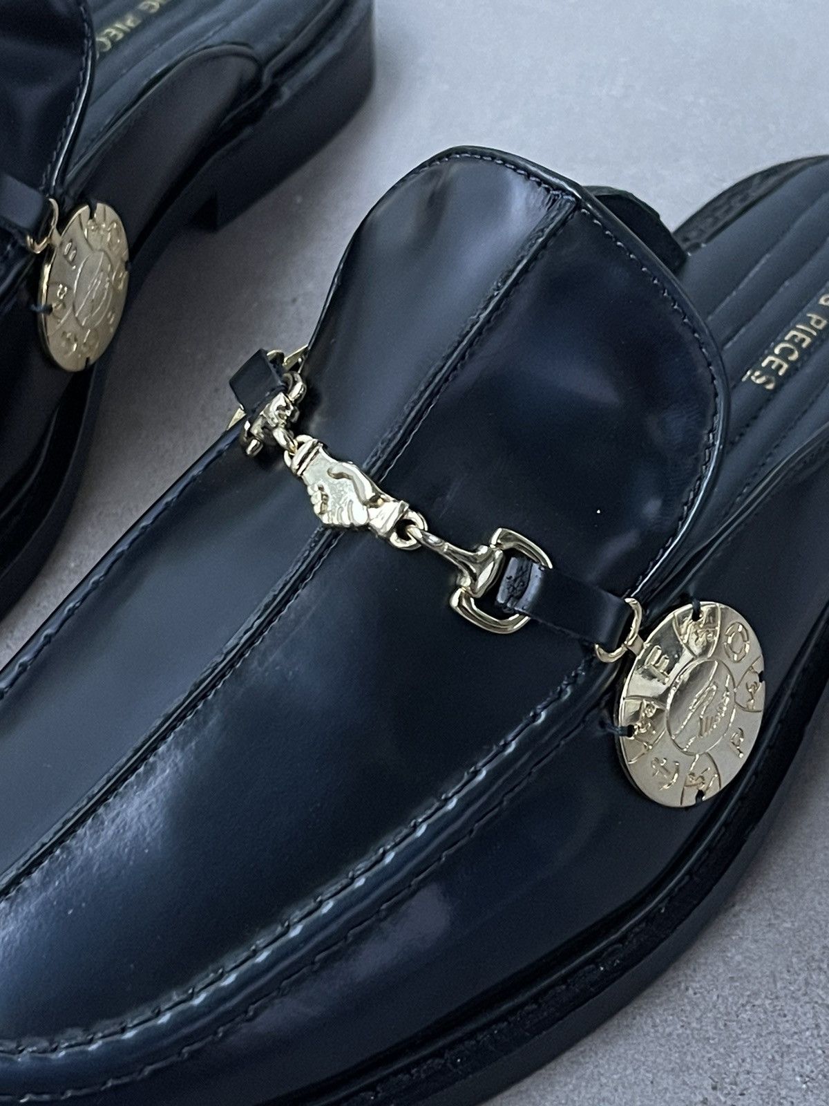 !DS! SS23 Filling Pieces Medal Black Mules