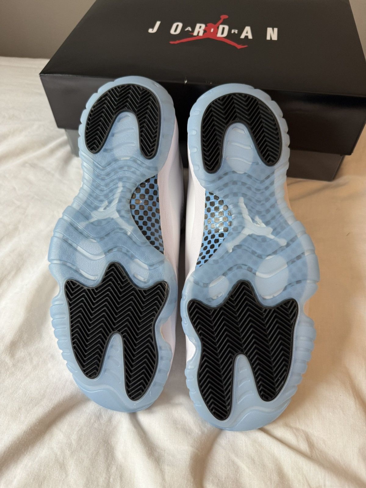 Jordan Brand × Nike NIKE AIR JORDAN 11 RETRO WHITE / LEGEND BLUE Size US 10 / EU 43 - 9 Thumbnail