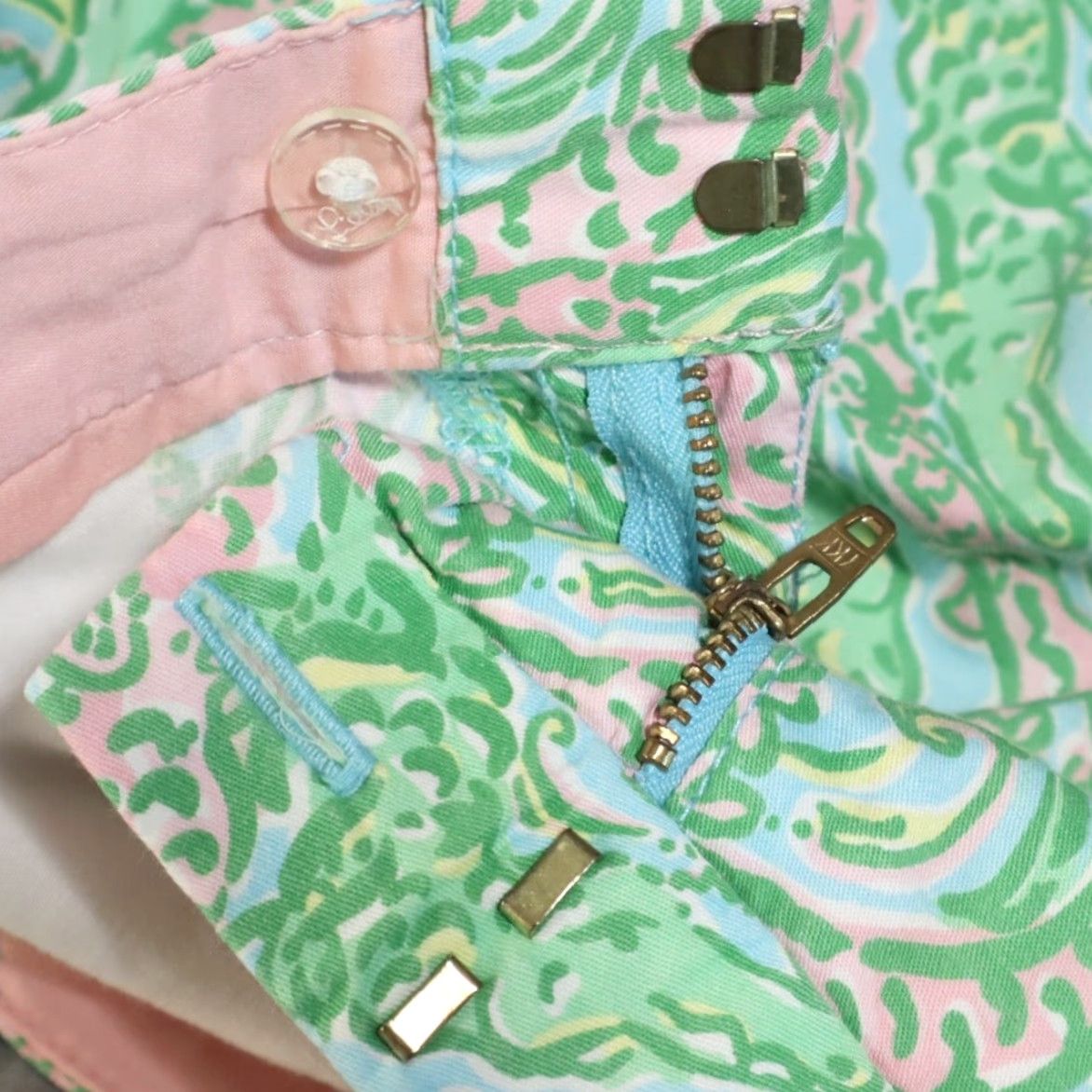 Lilly Pulitzer Lilly Pulitzer Avenue Cotton Twill Chino Shorts Green All Over Print Women's 6 Size 28" / US 6 / IT 42 - 7 Thumbnail