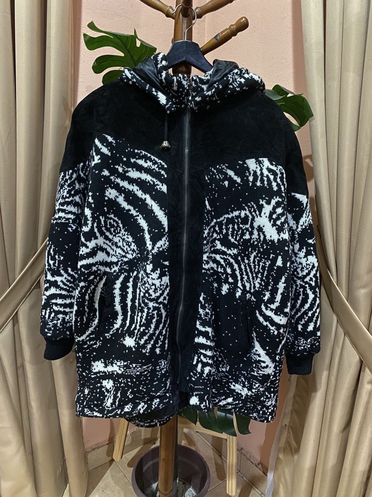 Japanese Brand Vintage Pecato Black White Knit Pattern Hooded Suede Panels Size US L / EU 52-54 / 3 - 1 Thumbnail