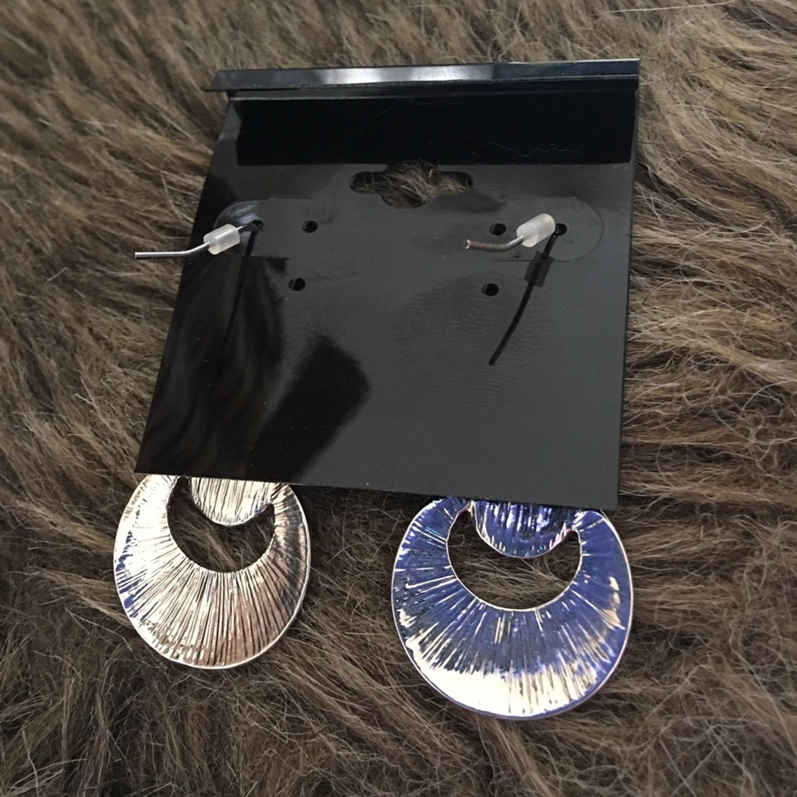 Jewelry Hammered silver tone disc black glass earrings Size ONE SIZE - 3 Thumbnail