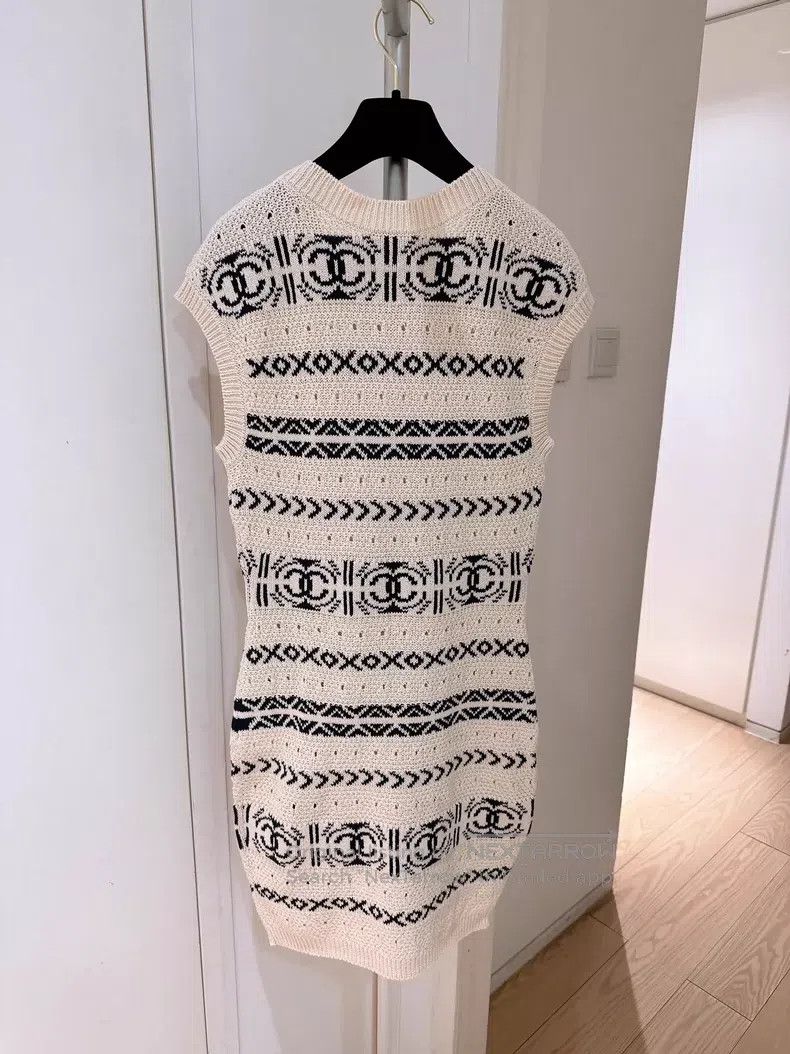Chanel Chanel Large logo knitted dress Size XS / US 0-2 / IT 36-38 - 2 Thumbnail