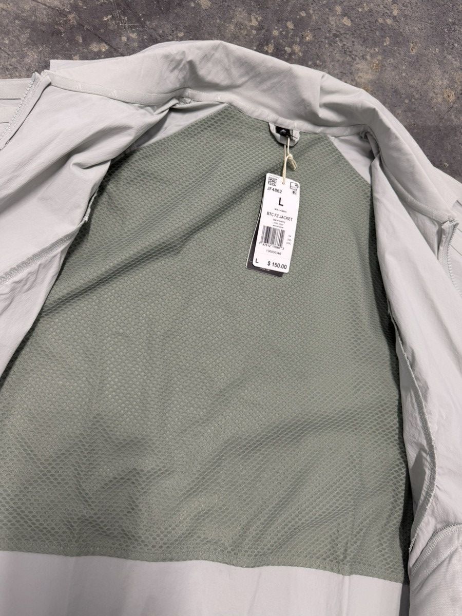 Adidas Brand New Adidas Silver Zip-Up Windbreaker Golf Jacket Sz. L Size US L / EU 52-54 / 3 - 6 Thumbnail