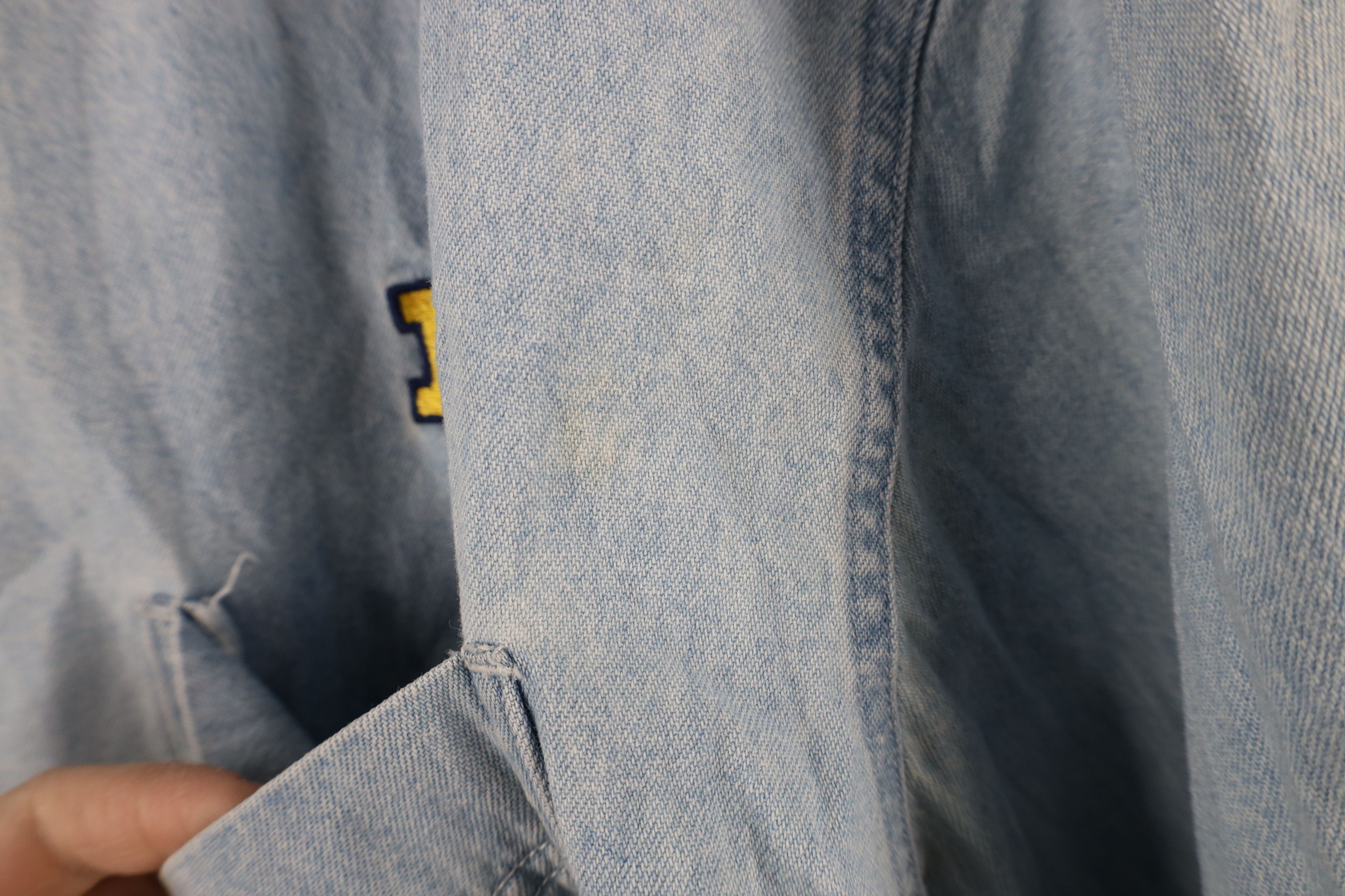 Vintage Vintage 90s University of Michigan Denim Button Down Shirt Size US L / EU 52-54 / 3 - 5 Thumbnail