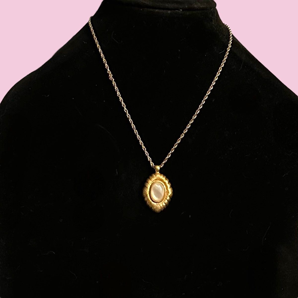 Monet Vintage Monet gold tone mother of pearl pendant necklace Size ONE SIZE - 1 Thumbnail