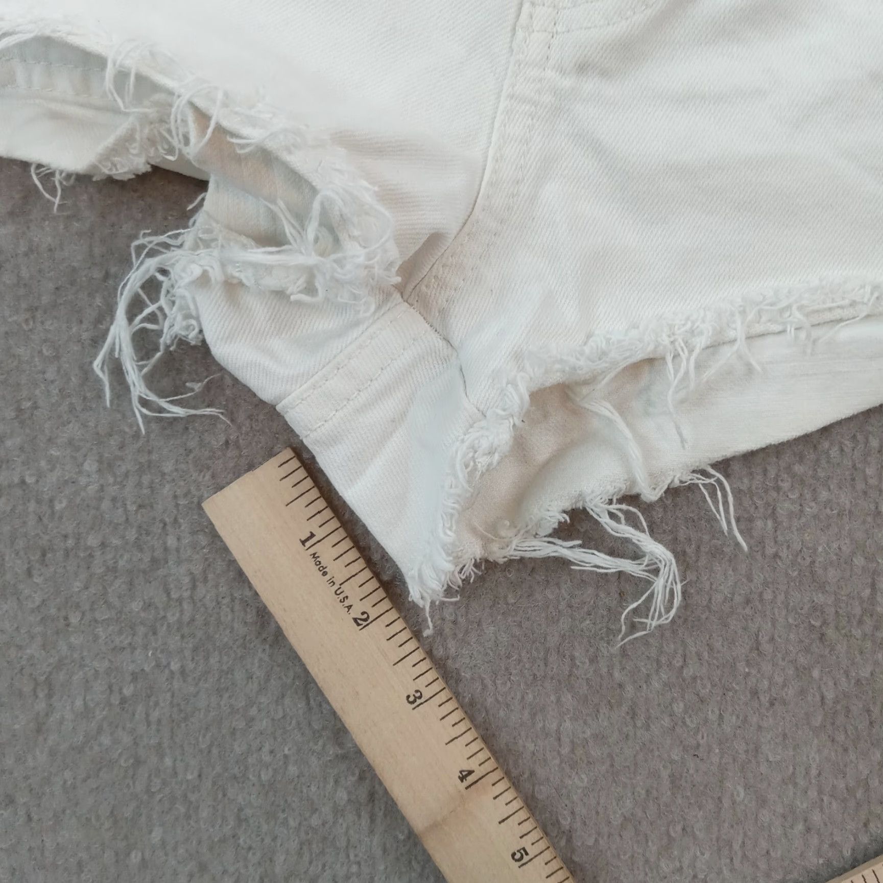 Billabong Billabong Women's White Denim Cut-Off Shorts Size 25 Low Rise Casual Cotton Frayed Size 42" / US 20 - 2 Thumbnail