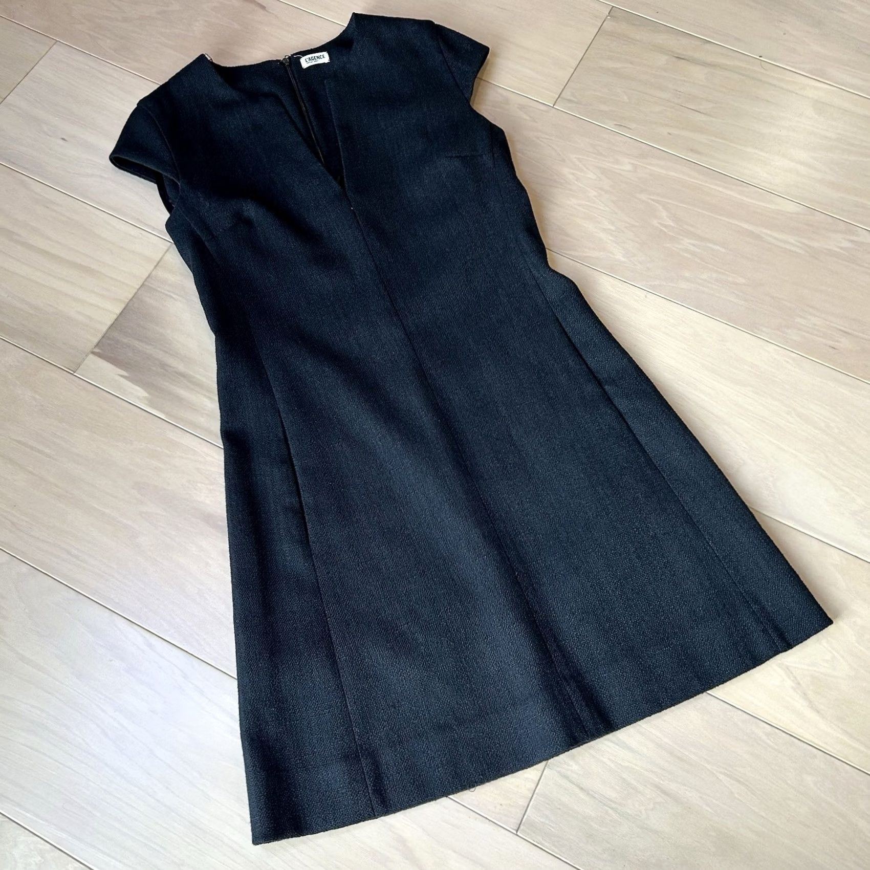 L'AGENCE VINTAGE L’Agence Notch Neck Sheath Dress Cap Sleeve Women’s 2 Dress Knee Length Black Zipper Solid Size XS / US 0-2 / IT 36-38 - 2 Thumbnail