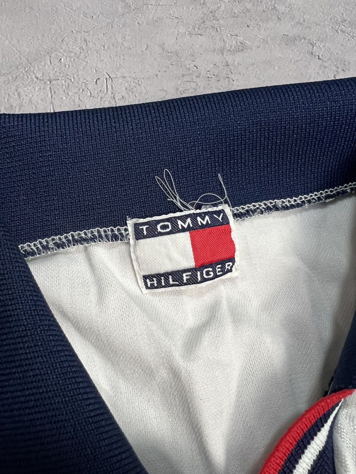 Tommy Hilfiger × Vintage Vintage Tommy Hilfiger T Shirt Big Logo Size US L / EU 52-54 / 3 - 4 Thumbnail