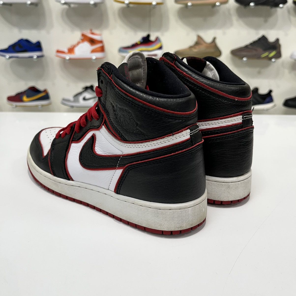 Nike Air Jordan 1 Retro High Bloodline (GS) Size US 5.5 / EU 38 - 3 Thumbnail