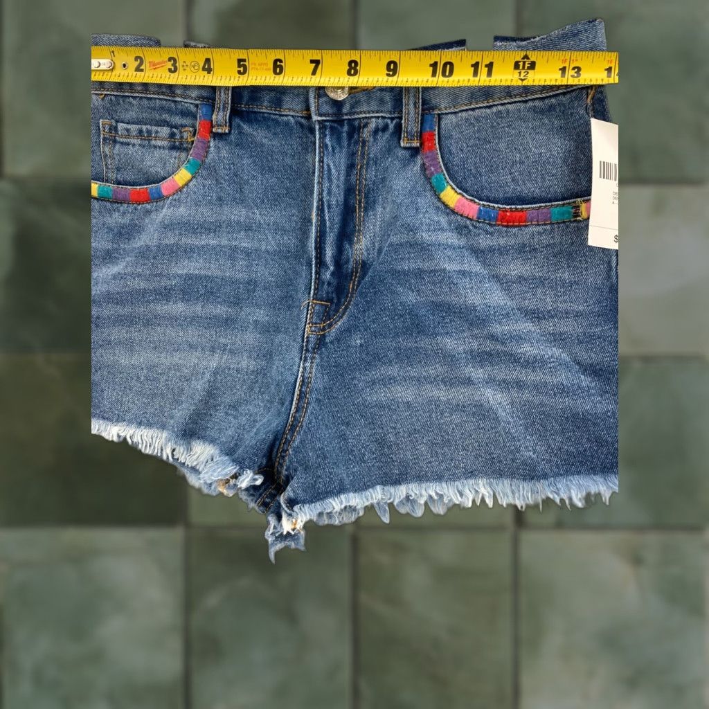 Forever 21 FOREVER 21 Shorts Womens 26 Blue Denim High Rise Zip Raw Hem NWT - 100% Cotton, Regular Fit, 26 in Waist, Blue, Denim, Hot Pants, Casual, Women, 90s? Size 26" / US 2 / IT 38 - 1 Thumbnail
