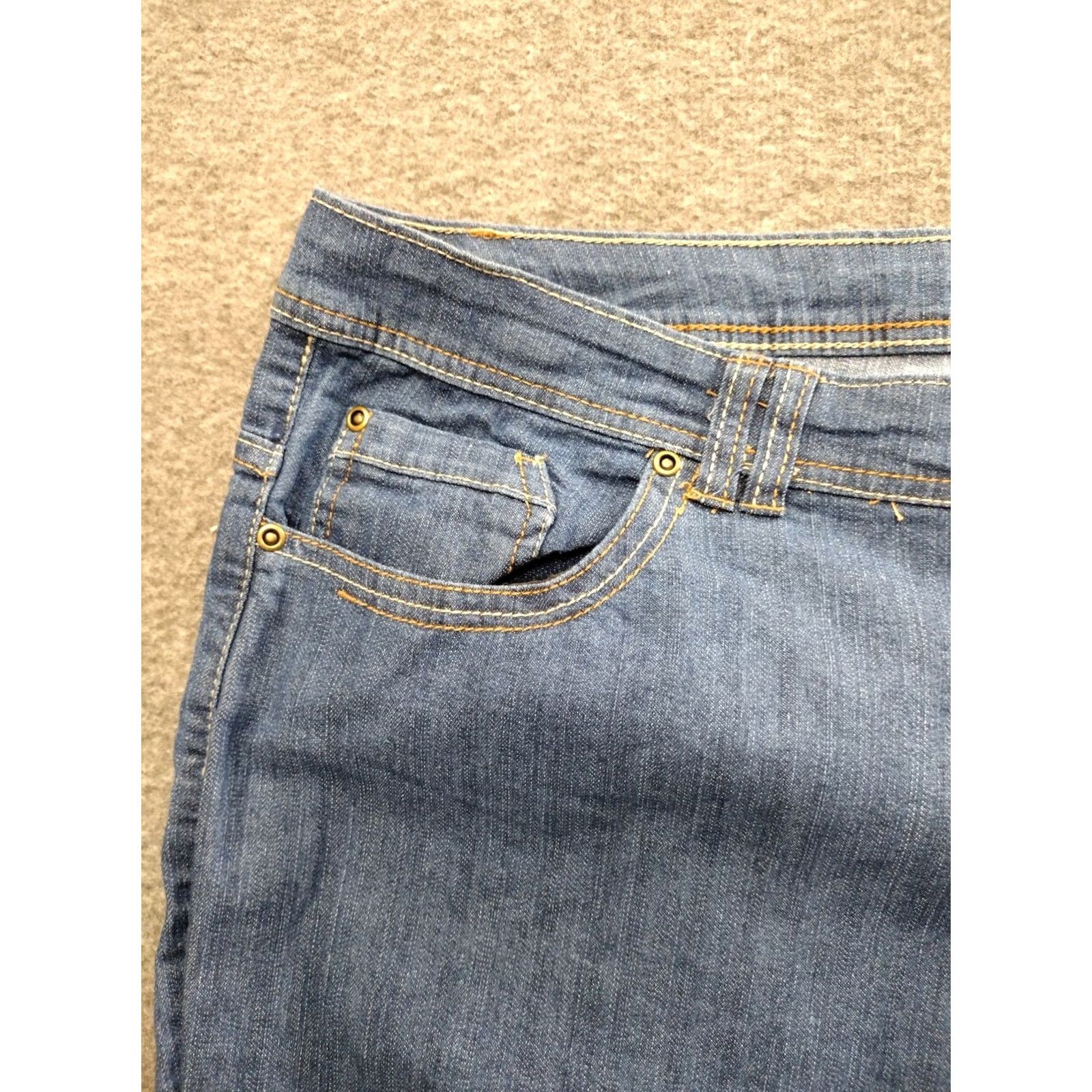 Vintage F&F Jeans Women Blue Dark Wash High Rise Capri Jeans 22 Plus Denim Capris Women High Rise Capri Jeans Blue Dark Wash Size 40" / US 18 - 7 Thumbnail