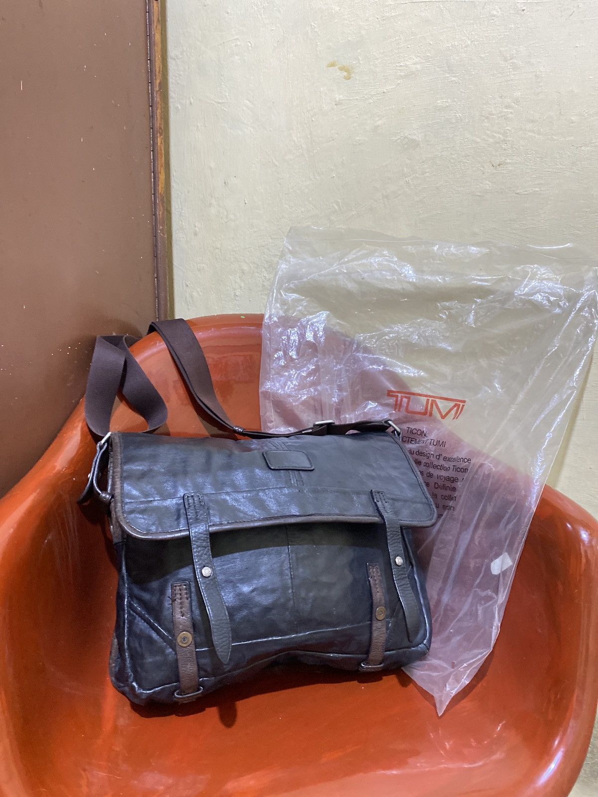 TUMI ORIGINAL SLINGBAGS LEATHER