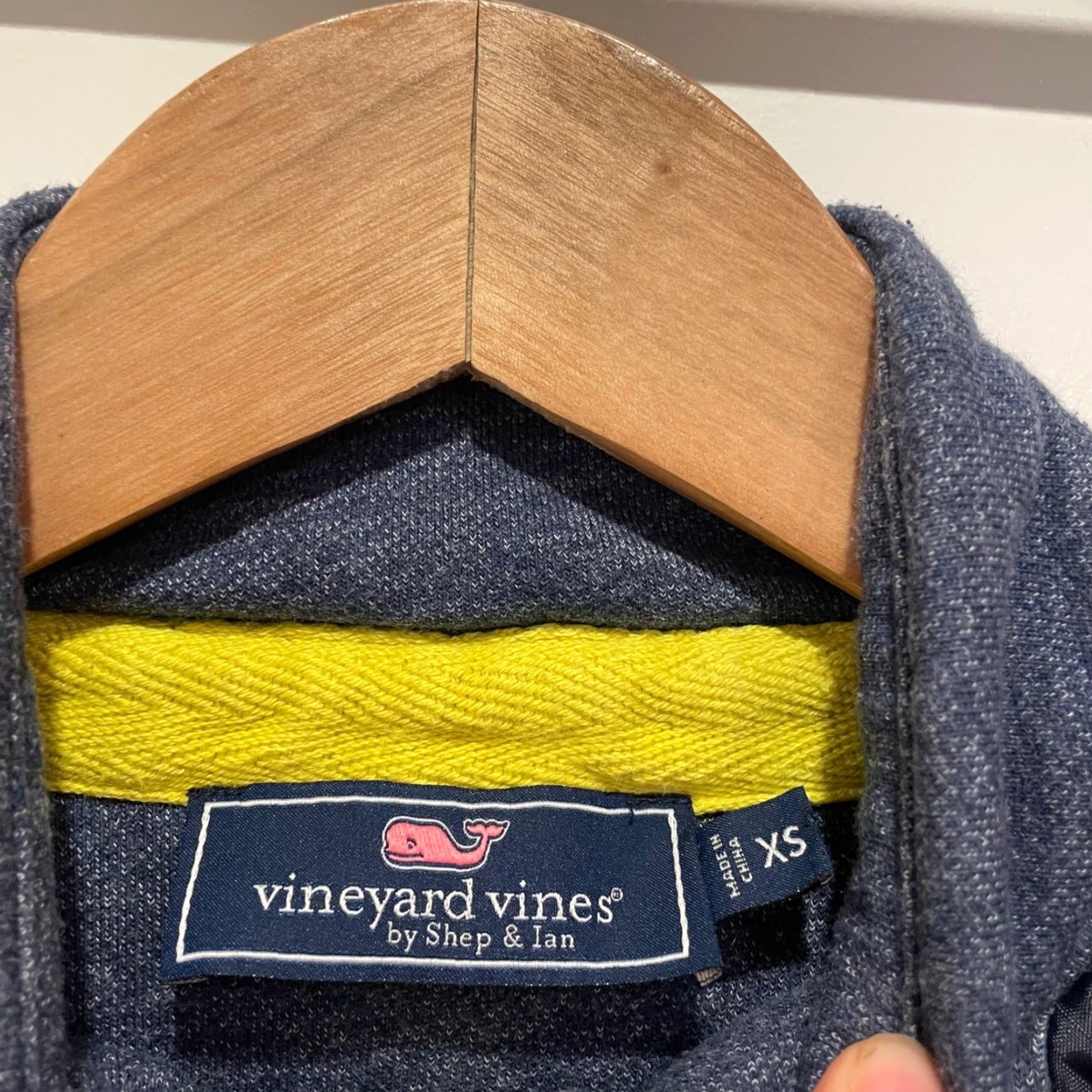 Vineyard Vines VINEYARD VINES Men XS Blue Quarter Zip Pullover Sweatshirt Neon Trim Quilted Logo Zipper Knit Mock Neck All Seasons Pullover Size US XS / EU 42 / 0 - 2 Thumbnail