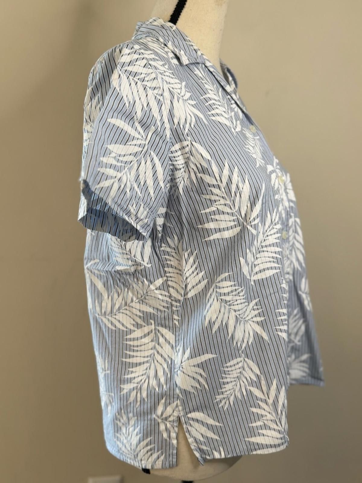 Other Liz Claiborne stripe palm short sleeve button up top SZ M Size M / US 6-8 / IT 42-44 - 2 Thumbnail