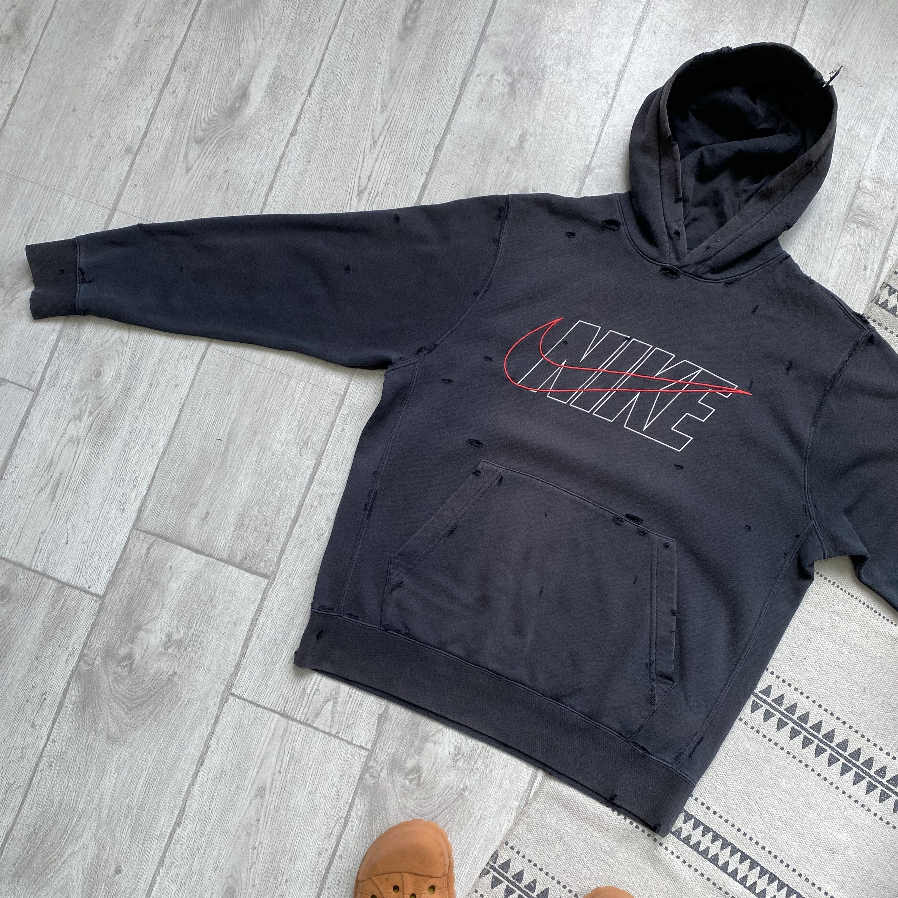 Nike 🦏 Thrashed Nike hoodie center logo swoosh Size US M / EU 48-50 / 2 - 7 Thumbnail