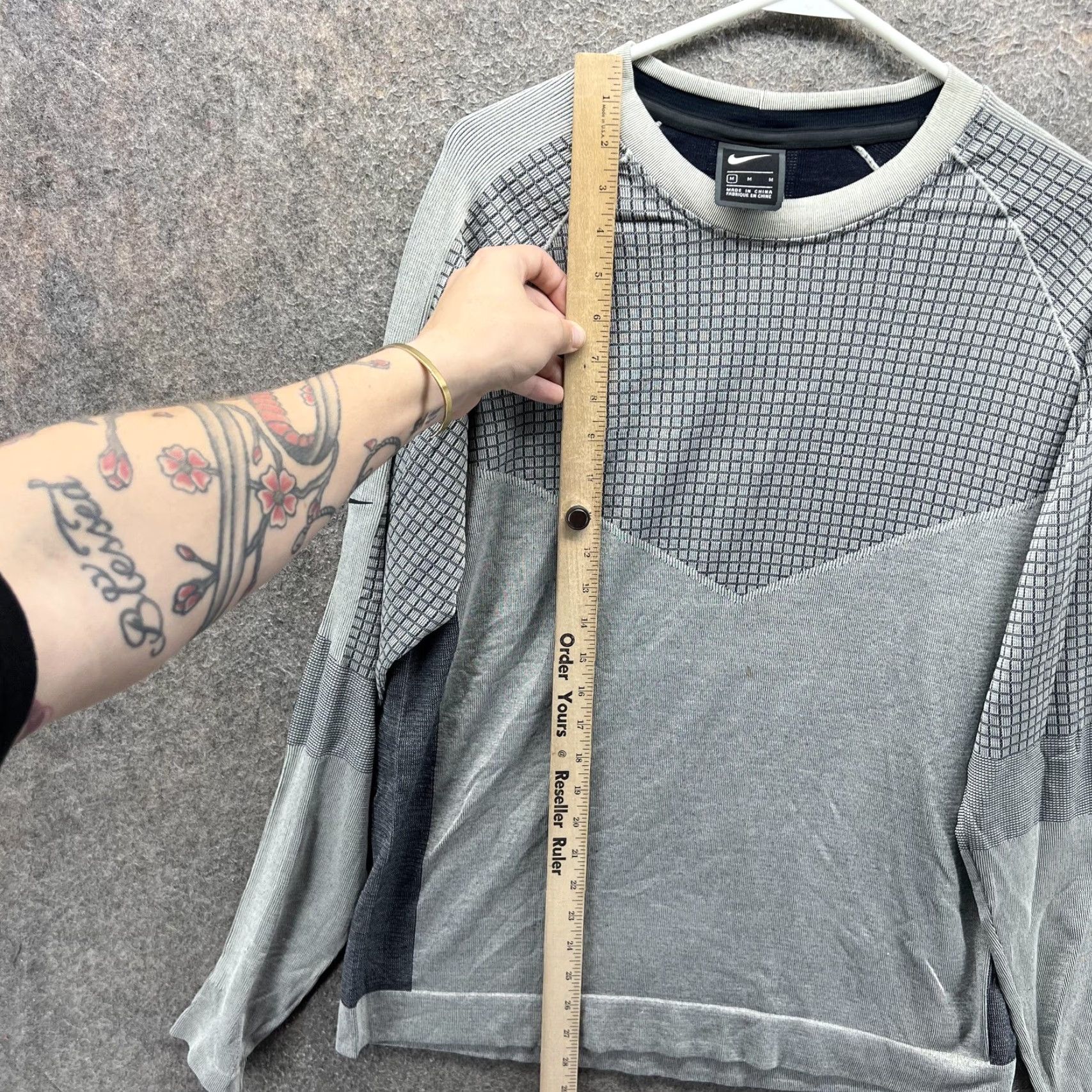 Nike Nike Tech Shirt Mens Medium Gray Long Sleeve Raglan Geometric Performance Size US M / EU 48-50 / 2 - 3 Thumbnail