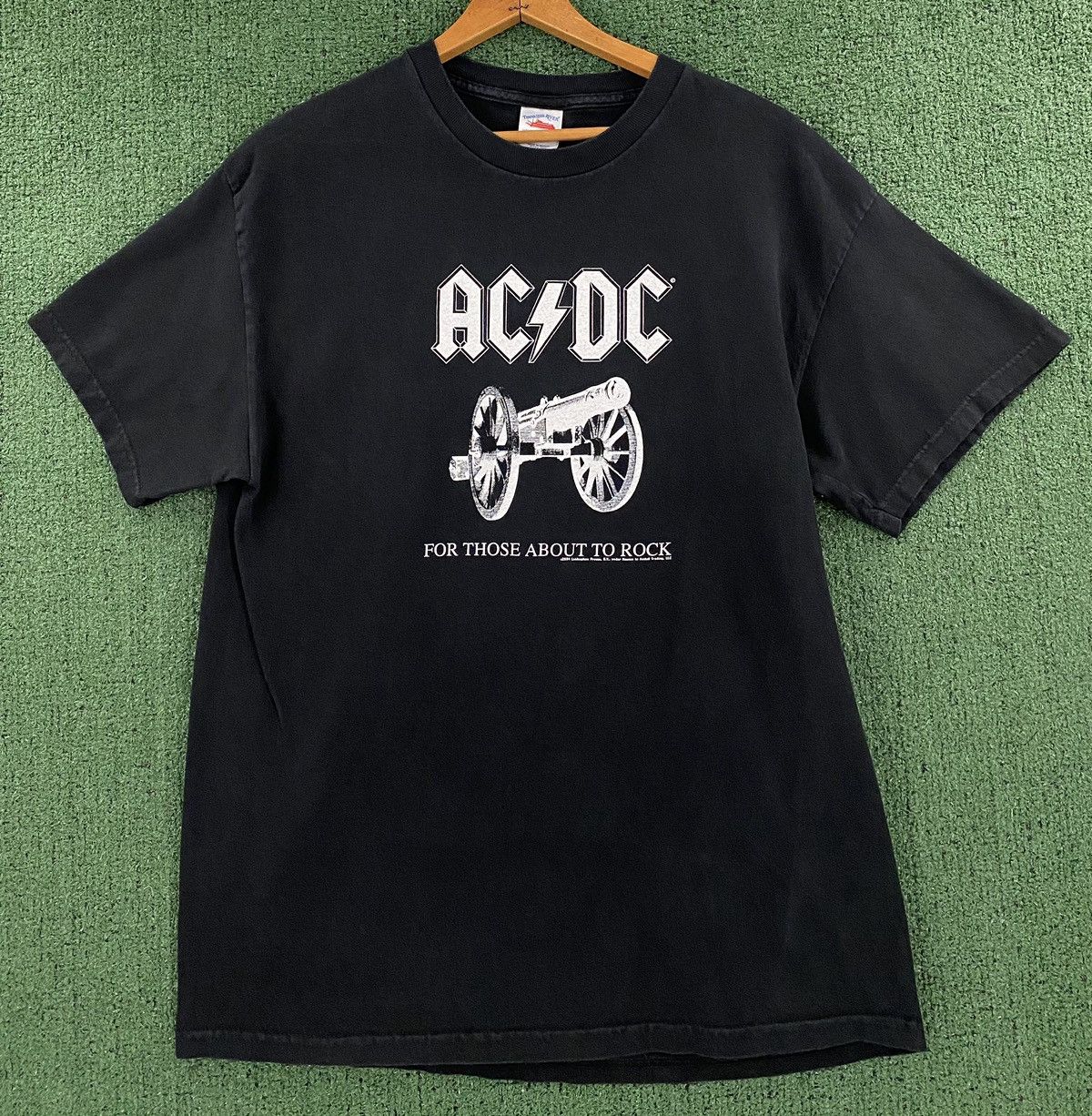 Vintage Vintage 2004 AC/DC Cannon For Those About To Rock T-Shirt Size US M / EU 48-50 / 2 - 1 Thumbnail