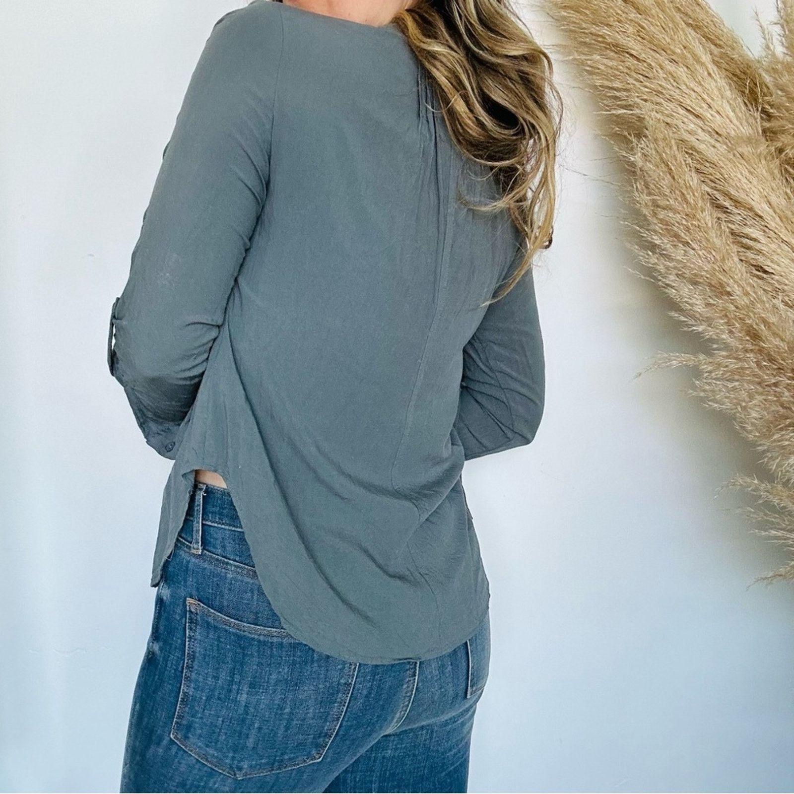 Nordstrom NORDSTROM FIRST LOVE Charcoal Grey Button Tab Blouse Shirt Size M / US 6-8 / IT 42-44 - 2 Thumbnail