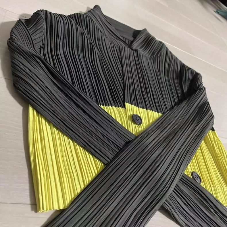 Issey Miyake Issey Miyake A black and yellow color-blocked main pleated Size S / US 4 / IT 40 - 6 Thumbnail