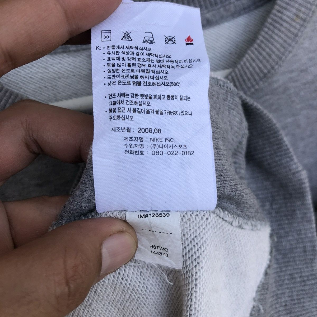Nike Vintage Nike Crewneck Embroidered Sweatshirt Size US L / EU 52-54 / 3 - 9 Thumbnail