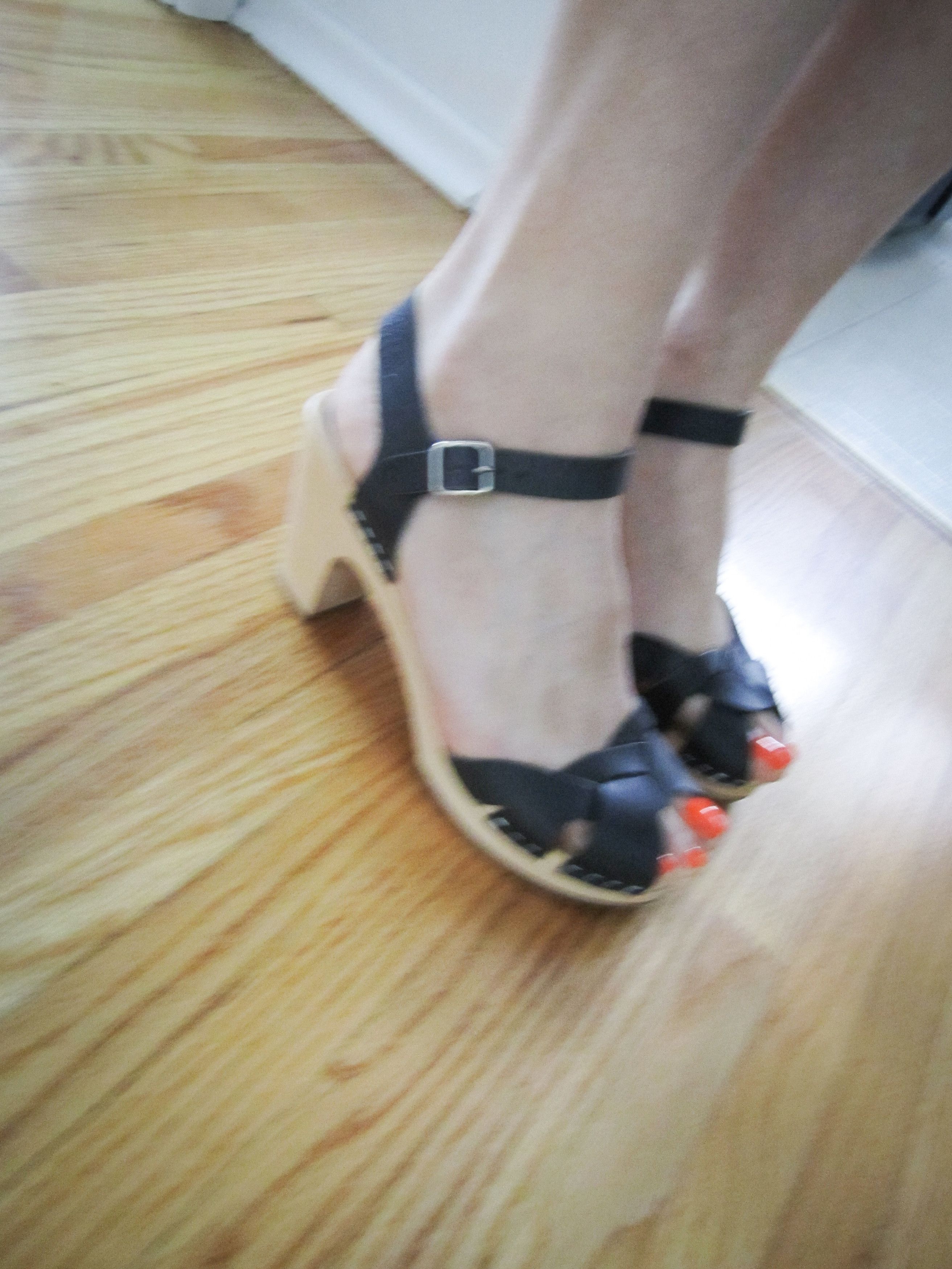Swedish Hasbeens Swedish Hasbeens Peep-Toe Clogs – Navy Leather (Size 9) Size US 9 / IT 39 - 2 Thumbnail