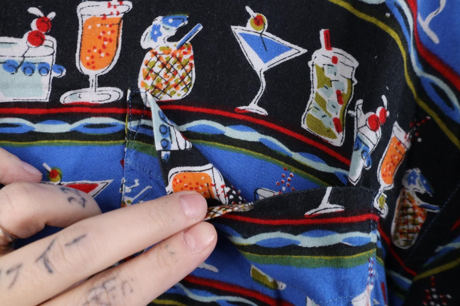 Vintage Vintage 90s Streetwear Gabardine Drinks Button Shirt Size US M / EU 48-50 / 2 - 4 Thumbnail