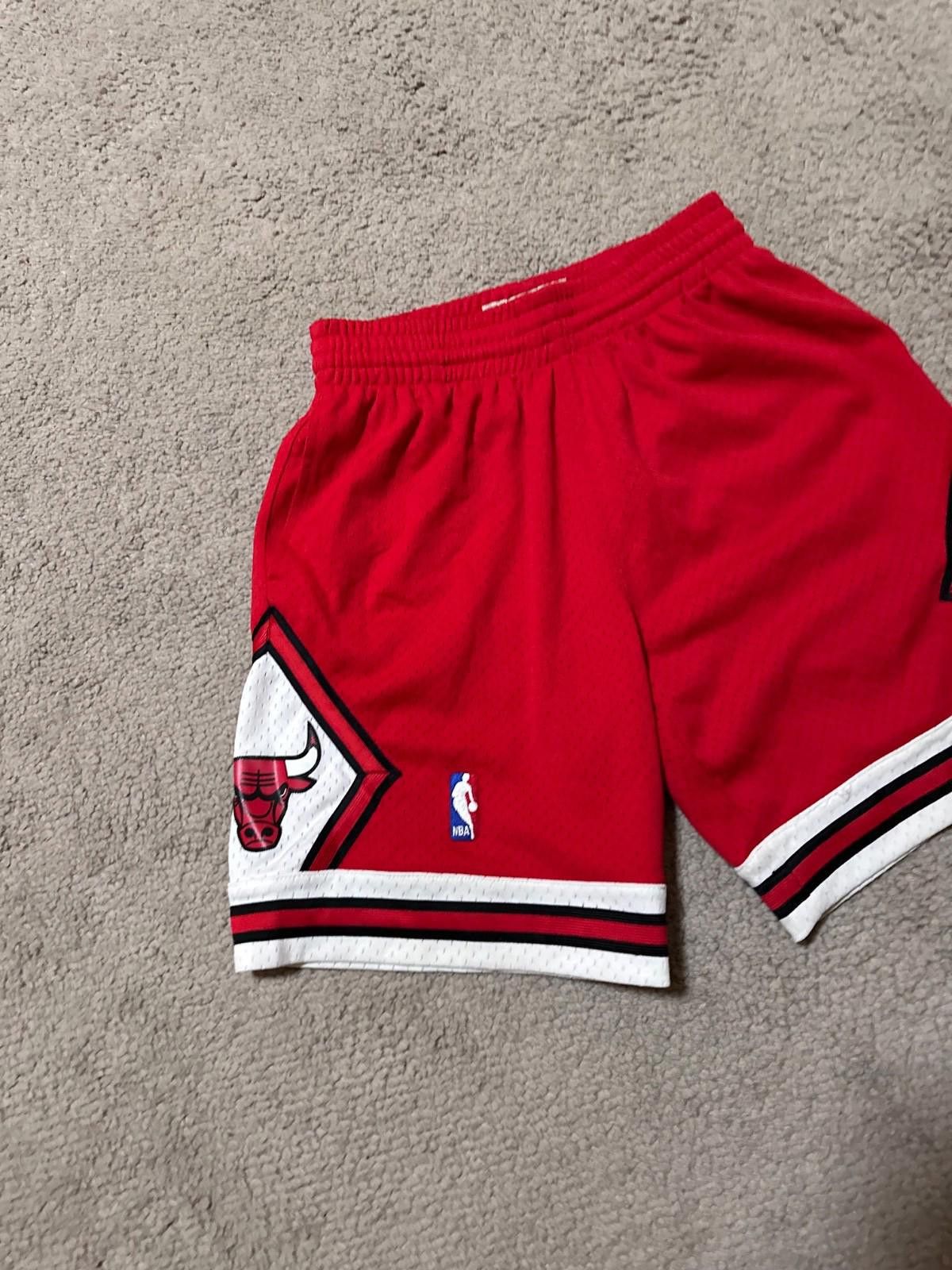 Mitchell & Ness NBA CHICAGO BULLS 1997/1998 BASKETBALL HOME SHORTS SIZE S Size US 30 / EU 46 - 2 Thumbnail