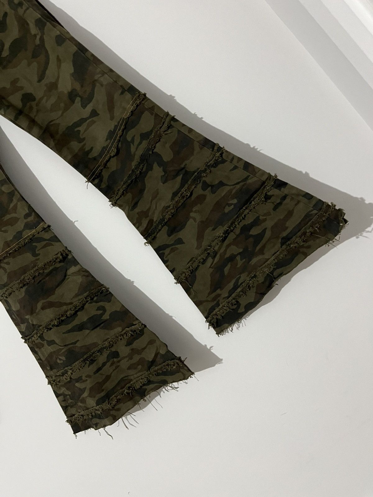 Le Grande Bleu (L.G.B.) LGB camo bell bottom jeans. ID:Rico/como Size US 28 / EU 44 - 2 Thumbnail