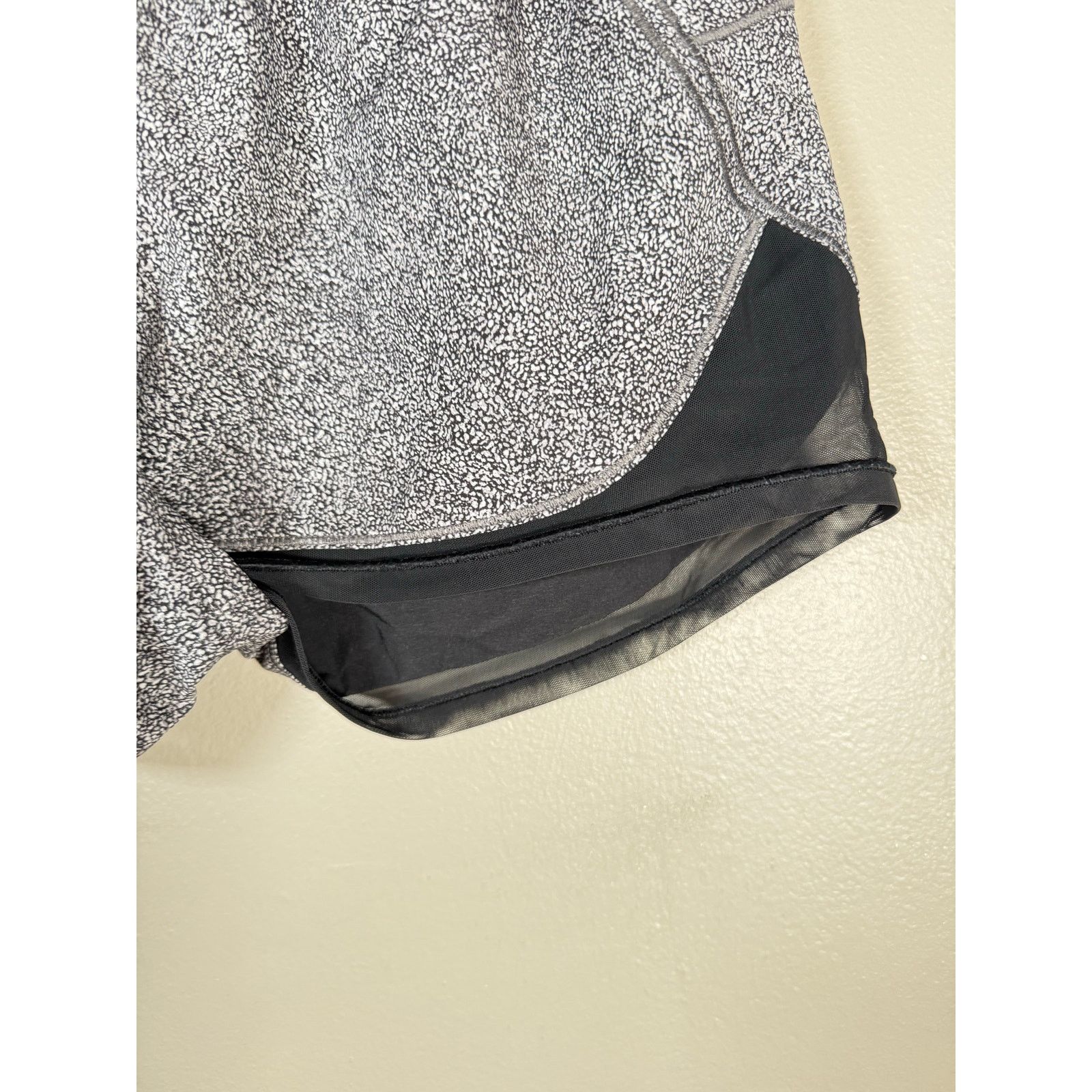 Lululemon Lululemon Two With One Short (Reversible 3") size 4 Size 27" / US 4 / IT 40 - 12 Thumbnail
