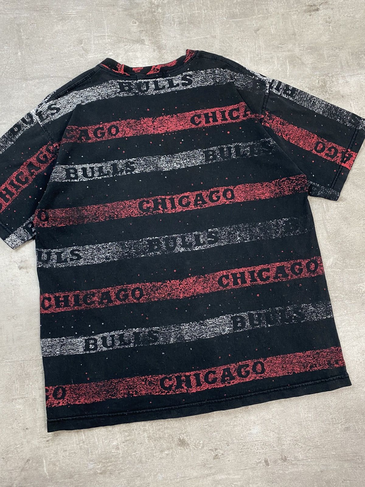 Vintage Vintage Chicago Bulls NBA Washed Fullprint T-shirt Size US L / EU 52-54 / 3 - 9 Thumbnail