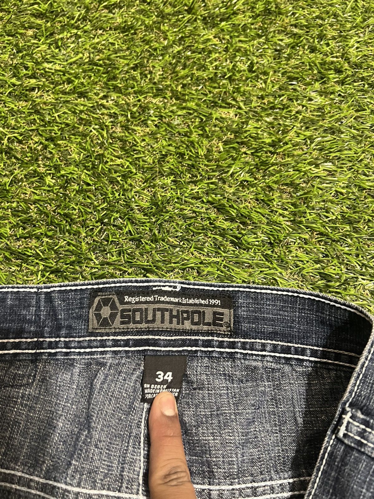 Southpole Do not buy looking to trade for some sizs 40 or 42 southpole Size US 34 / EU 50 - 5 Thumbnail