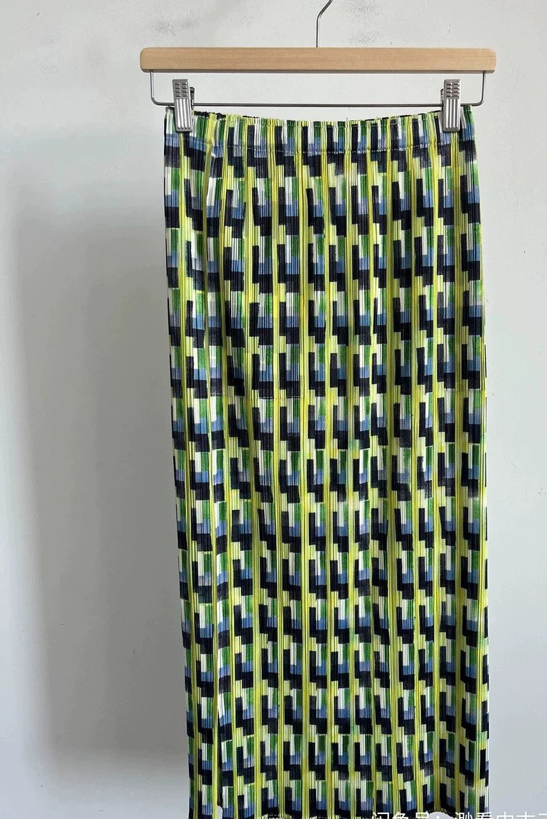 Issey Miyake Issey Miyake size:3 Green Mosaic skirt Size 31" - 1 Thumbnail