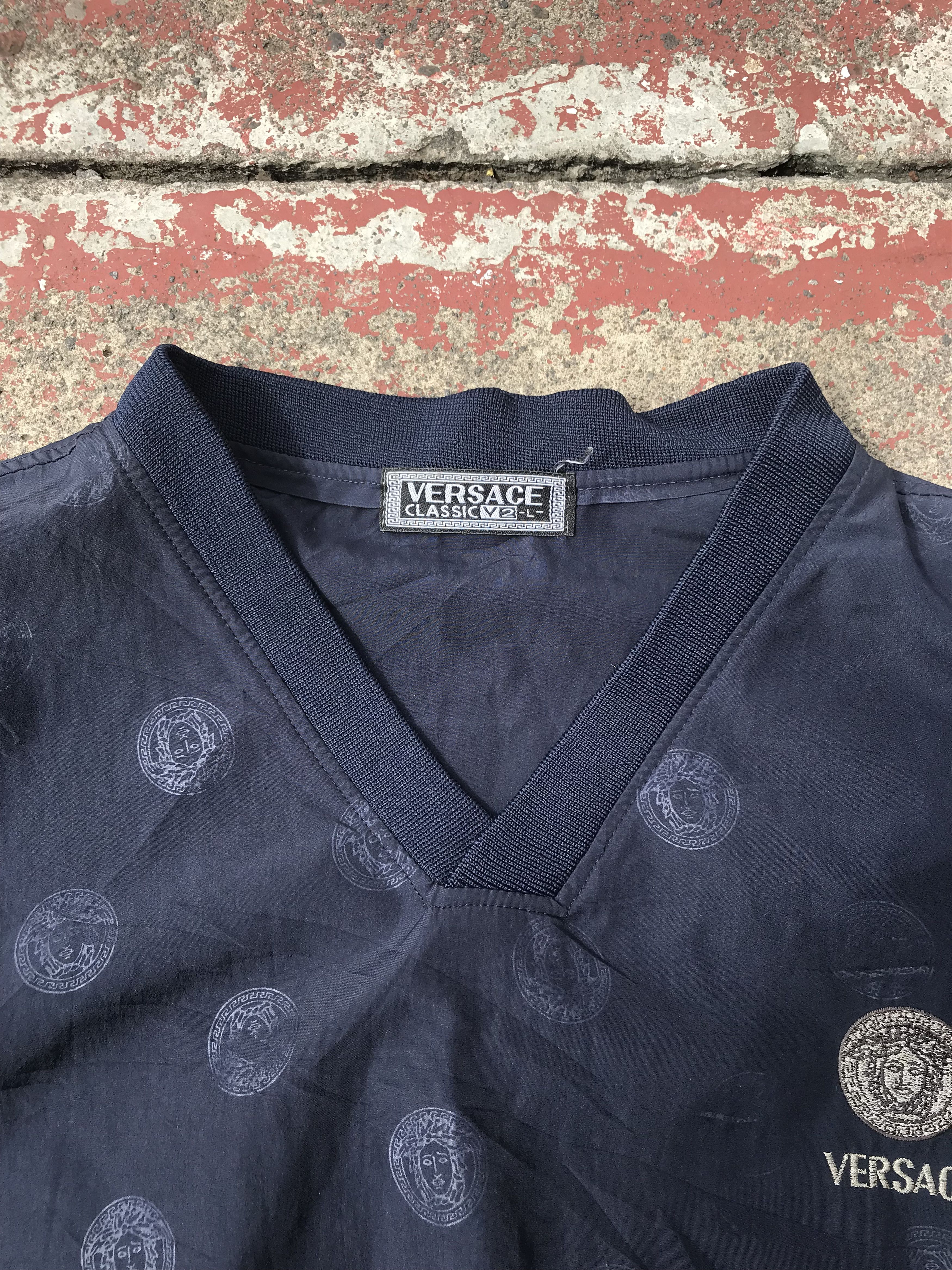 Designer × Versace Versace classic v2 vneck monogram Size US L / EU 52-54 / 3 - 3 Thumbnail