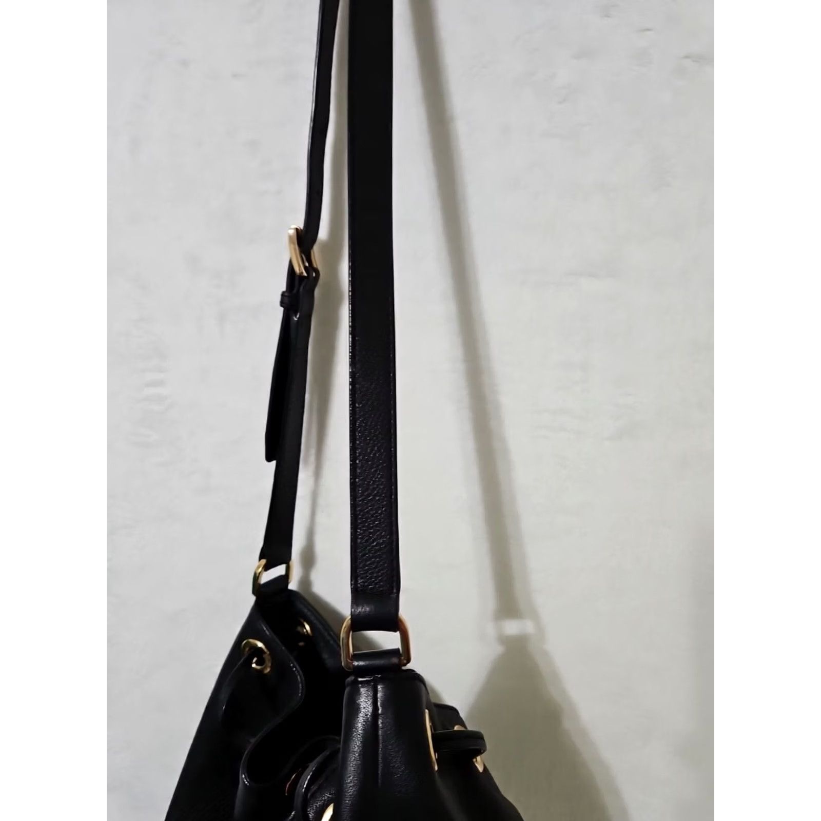 Vintage Michael Kors Camden Large Black Leather Drawstring Bag Shoulder Bag Women Gold Hardware Size ONE SIZE - 5 Thumbnail
