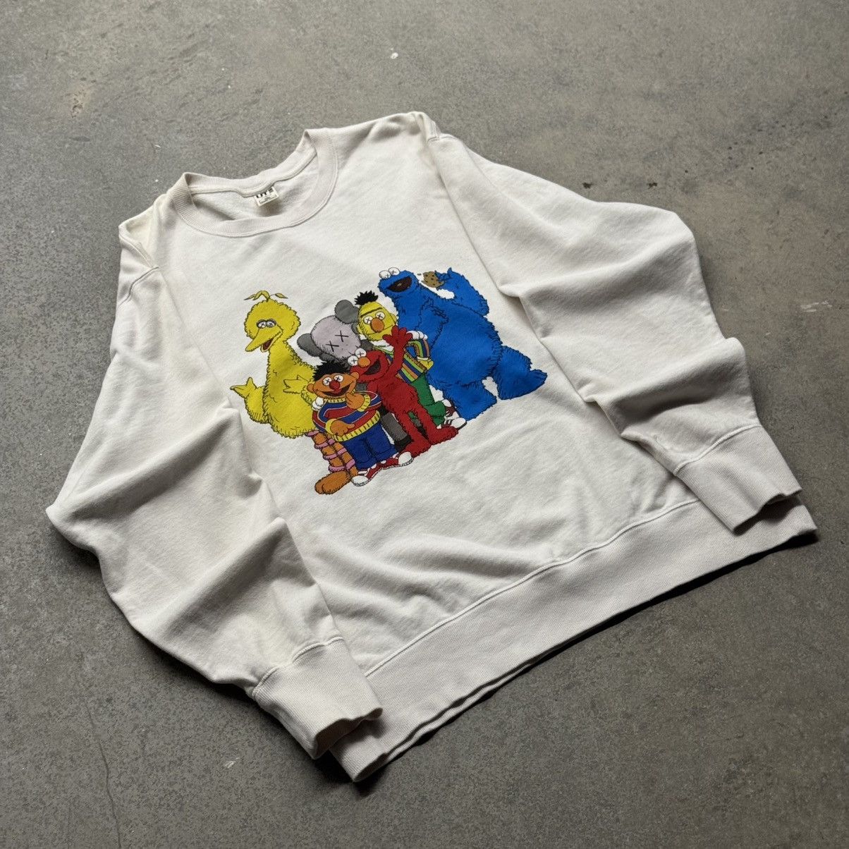 Uniqlo UT KAWS Sesame Street Crewneck Sweatshirt XL
