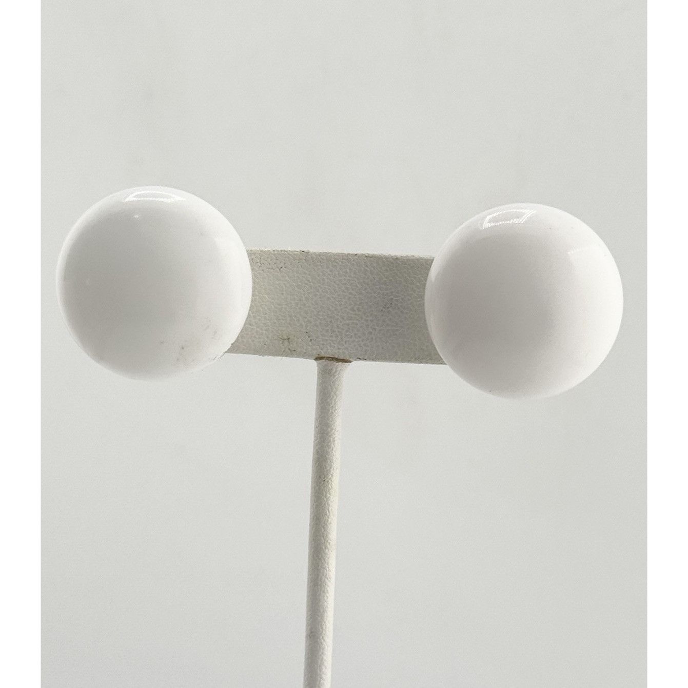 Vintage vintage white milk glass stud screw back earrings Size ONE SIZE - 2 Thumbnail