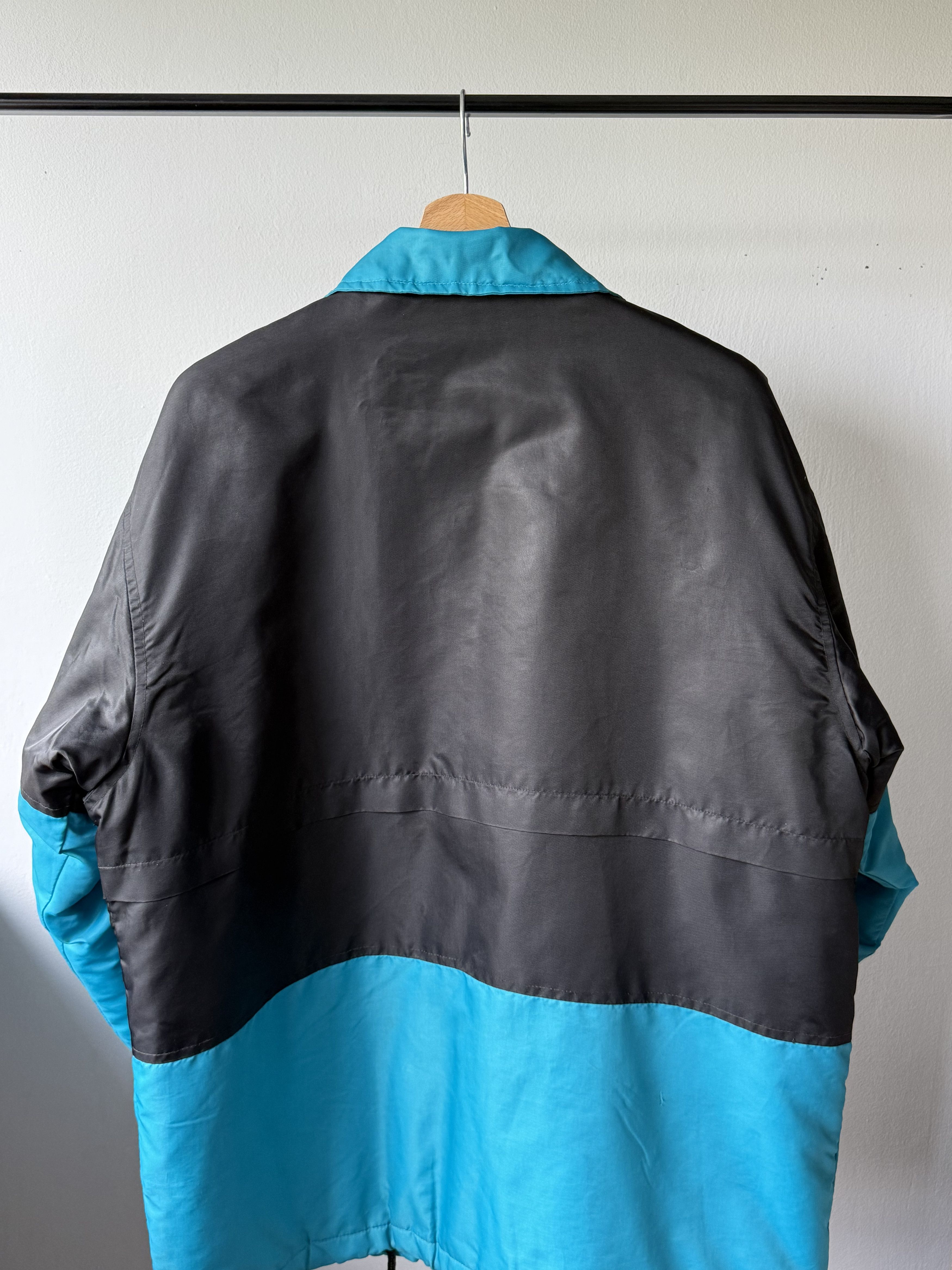 NBA × Nutmeg × Vintage Vintage Nutmeg Apparel Charlotte Hornets NBA Two Tone Jacket Size US M / EU 48-50 / 2 - 5 Thumbnail