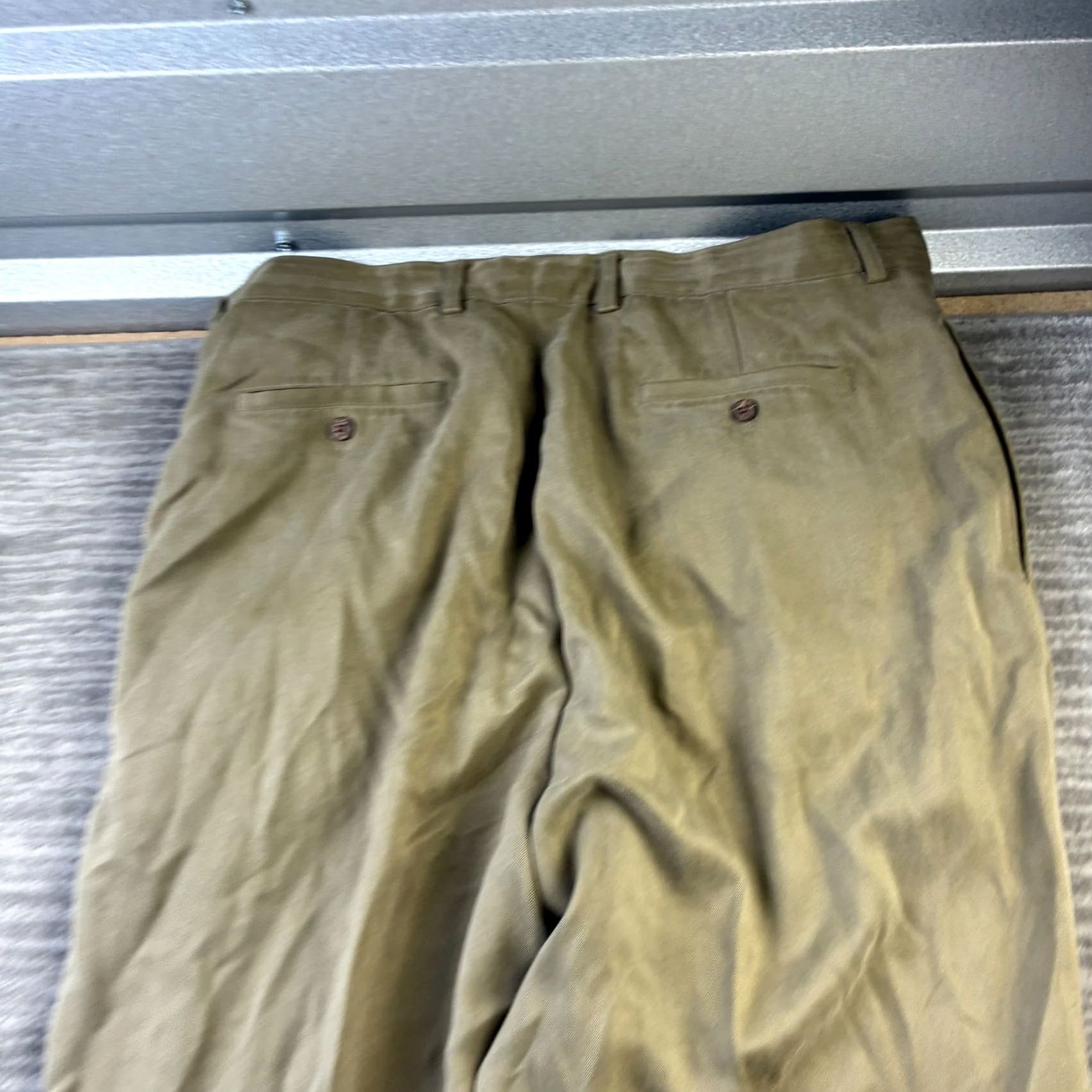 Tommy Bahama Tommy Bahama Pants Mens 38x30 Beige Tan Silk Pleated Chino Slacks Trousers Size US 38 / EU 54 - 4 Thumbnail