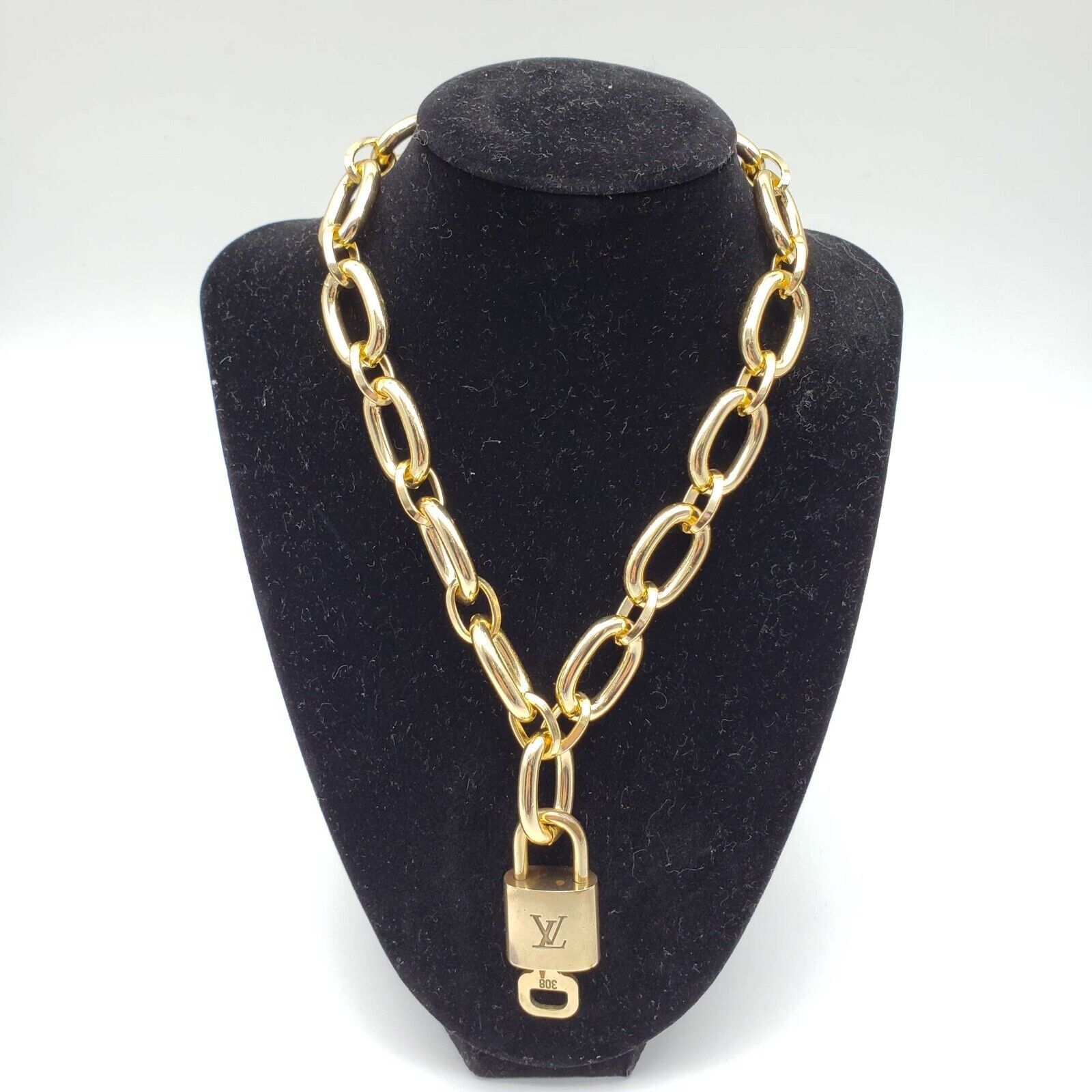 Louis Vuitton Auth Louis Vuitton Lock & Key w/ Unbranded Gold Plated Chain Size ONE SIZE - 1 Thumbnail