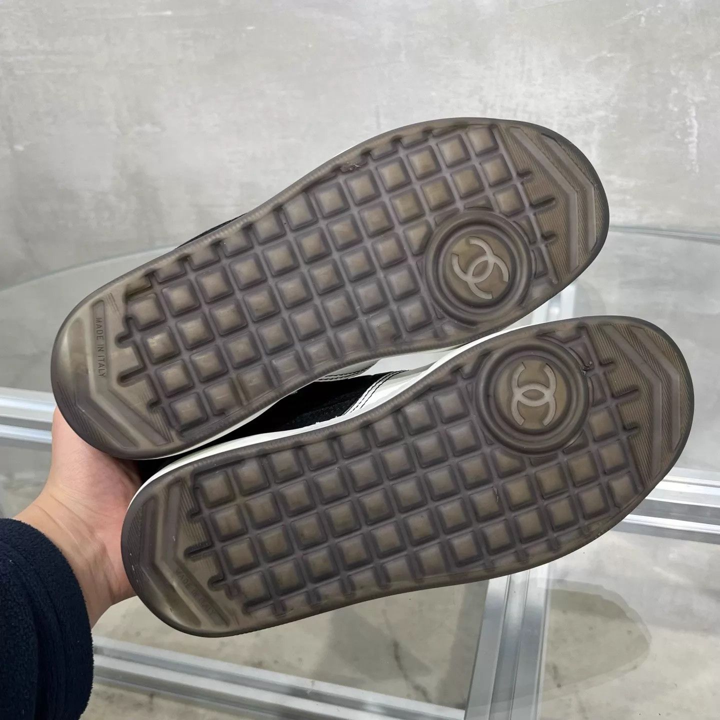 Chanel CHANEL CC Leather Low-Top Sneaker B&W Size 38 Size US 7.5 / IT 37.5 - 7 Thumbnail