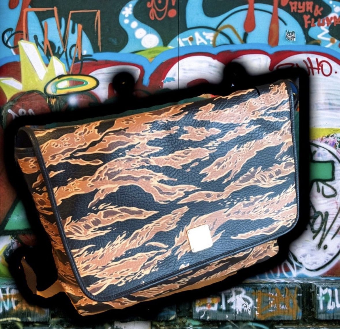MCM 💎 ViNTaGe 💎 McM ❌PHeNoMeNoN TiGeR 🐅 CaMo 🔥 MeSSeNGeR BaG 💼 Size ONE SIZE - 2 Thumbnail