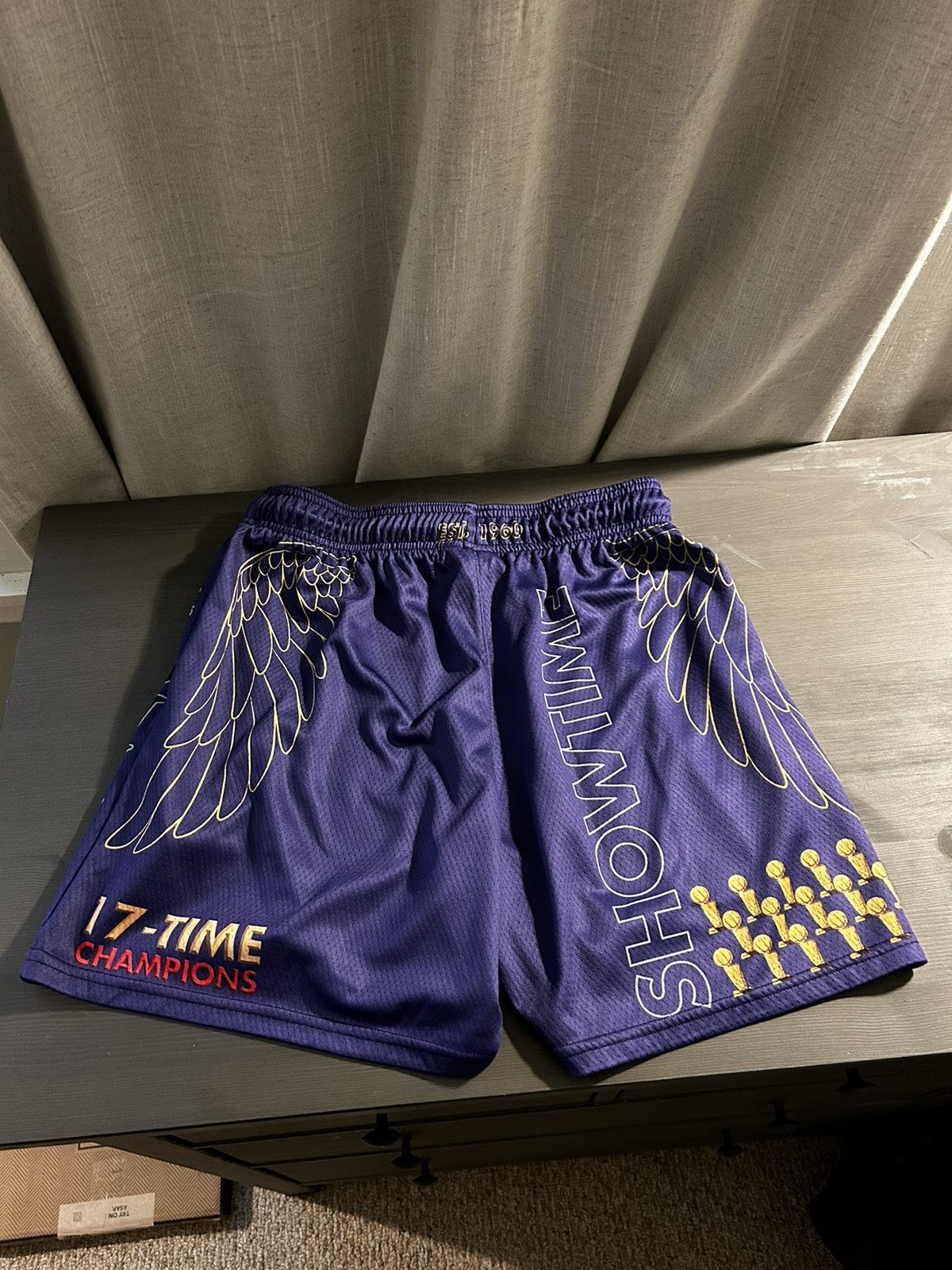 Vintage Lakers “Three Peat” Shorts Size US 32 / EU 48 - 4 Thumbnail