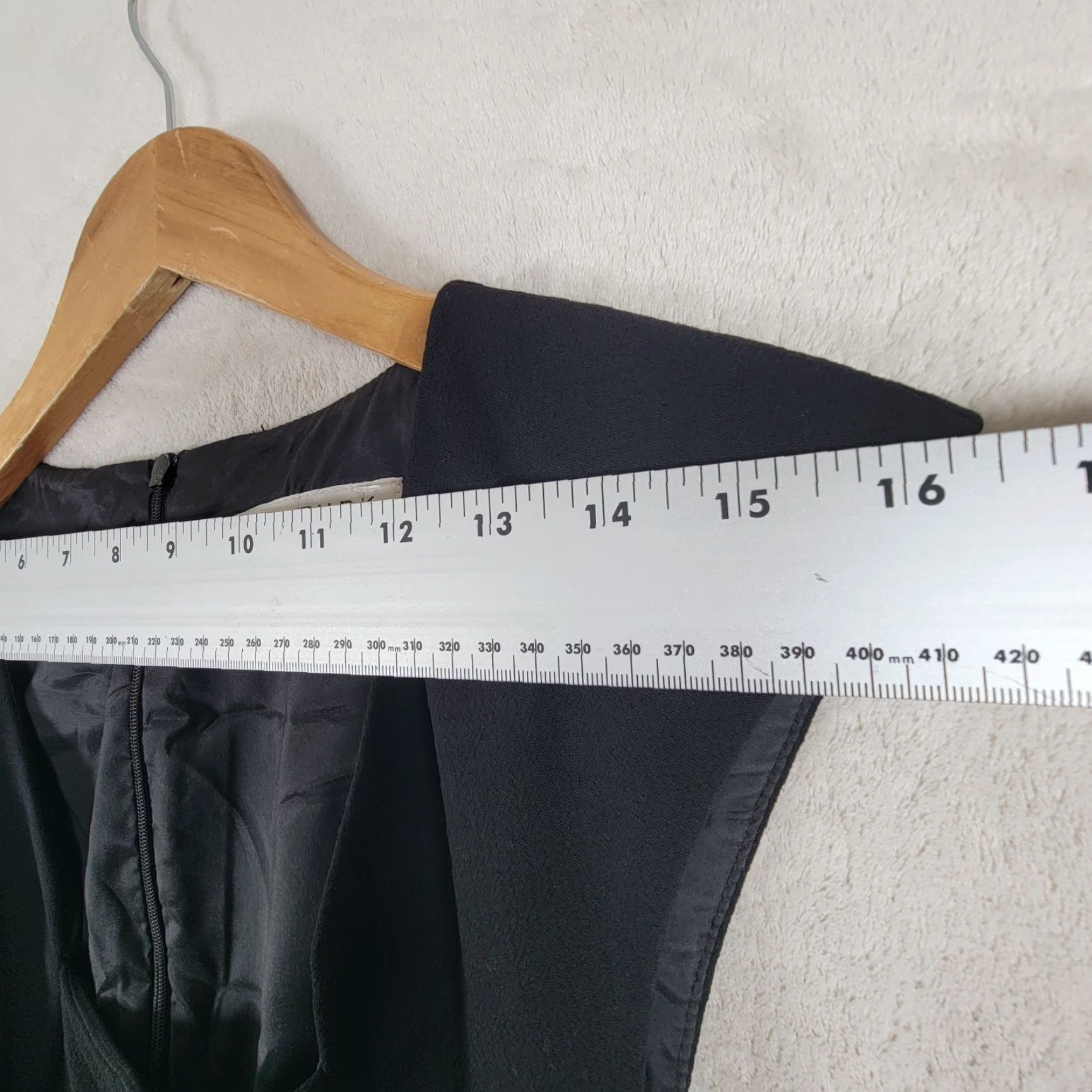 Trina Turk VINTAGE Trina Turk Sheath Dress Women 4 Black Ponte Knit Sleeveless Round Neck Zip Knee Length Wrangler? Size S / US 4 / IT 40 - 7 Thumbnail