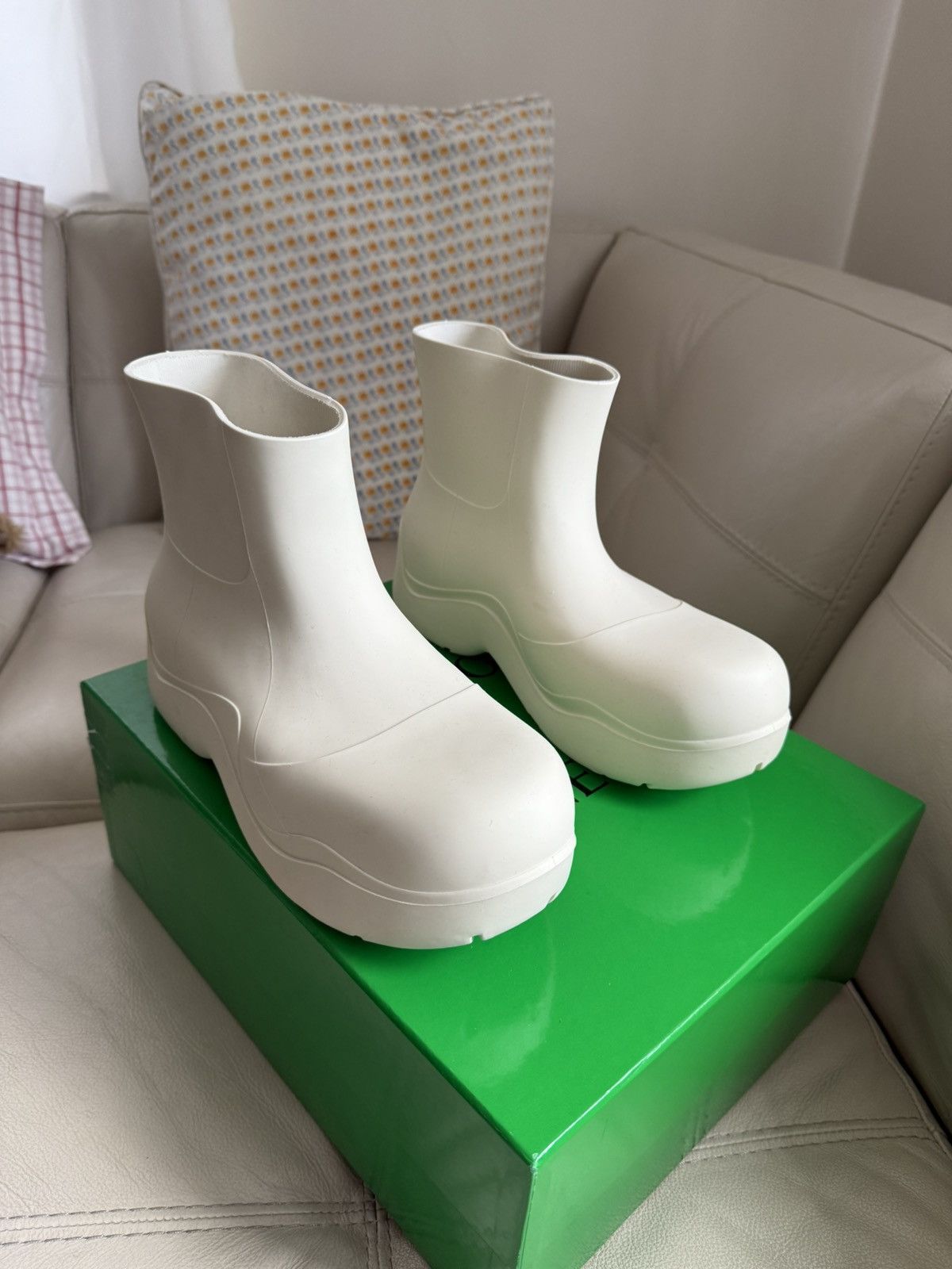 Bottega Veneta Bottega Veneta Puddle Boot Sea Salt White (US M 10-11) Size US 10 / EU 43 - 2 Thumbnail